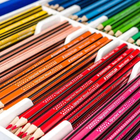 STAEDTLER® Noris® colour 187 Gratnell Tray mit 288 Buntstiften in 12 sortierten Farben und 6 Metallspitzern