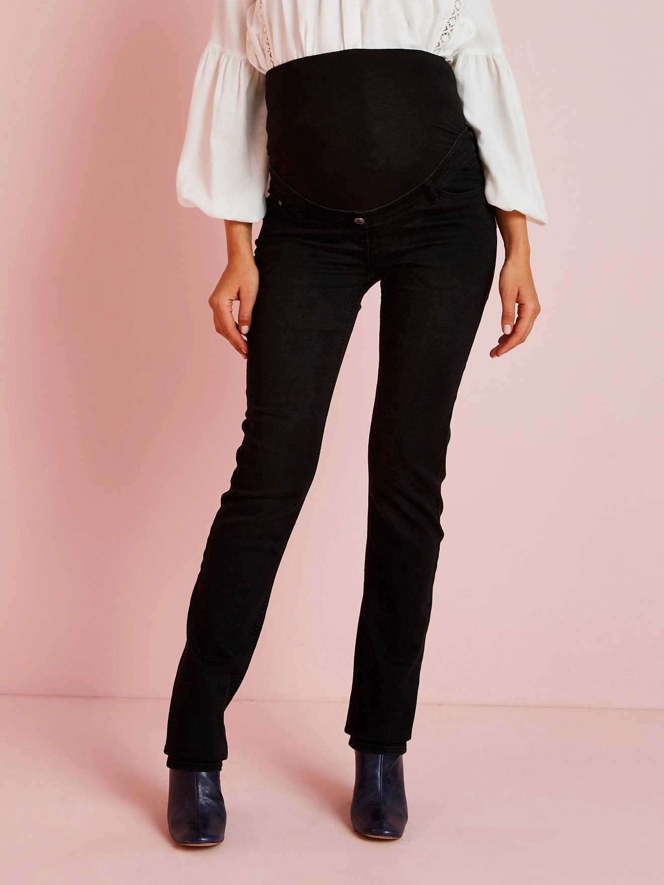 Calça jeans de gestante com corte reto e entrepernas de 78 cm. Cor preta lisa.