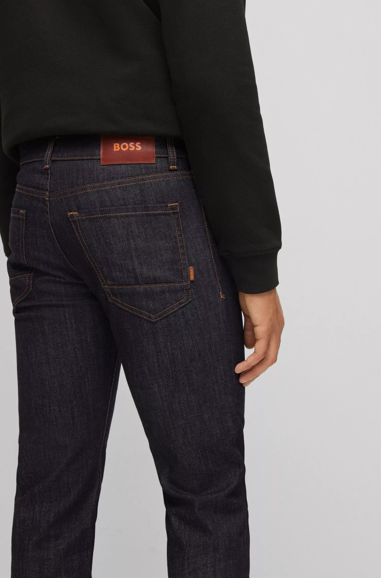 Calça jeans BOSS laranja, corte regular, em denim elástico azul.