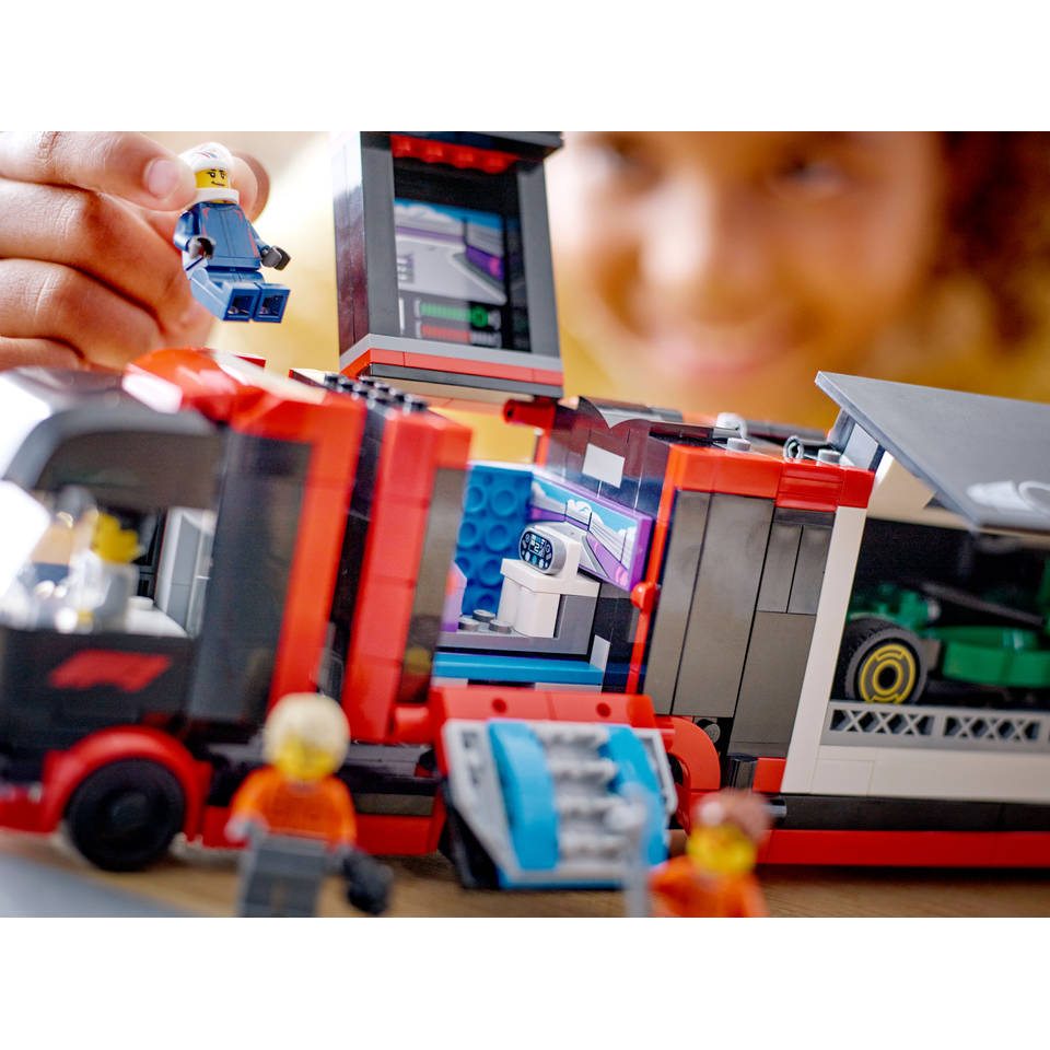 LEGO City F1 truck met RB20 en AMR24 F1 auto's 60445