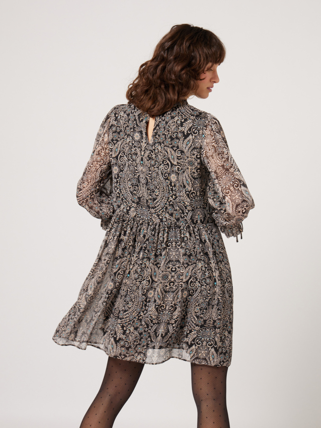 Robe courte à col montant