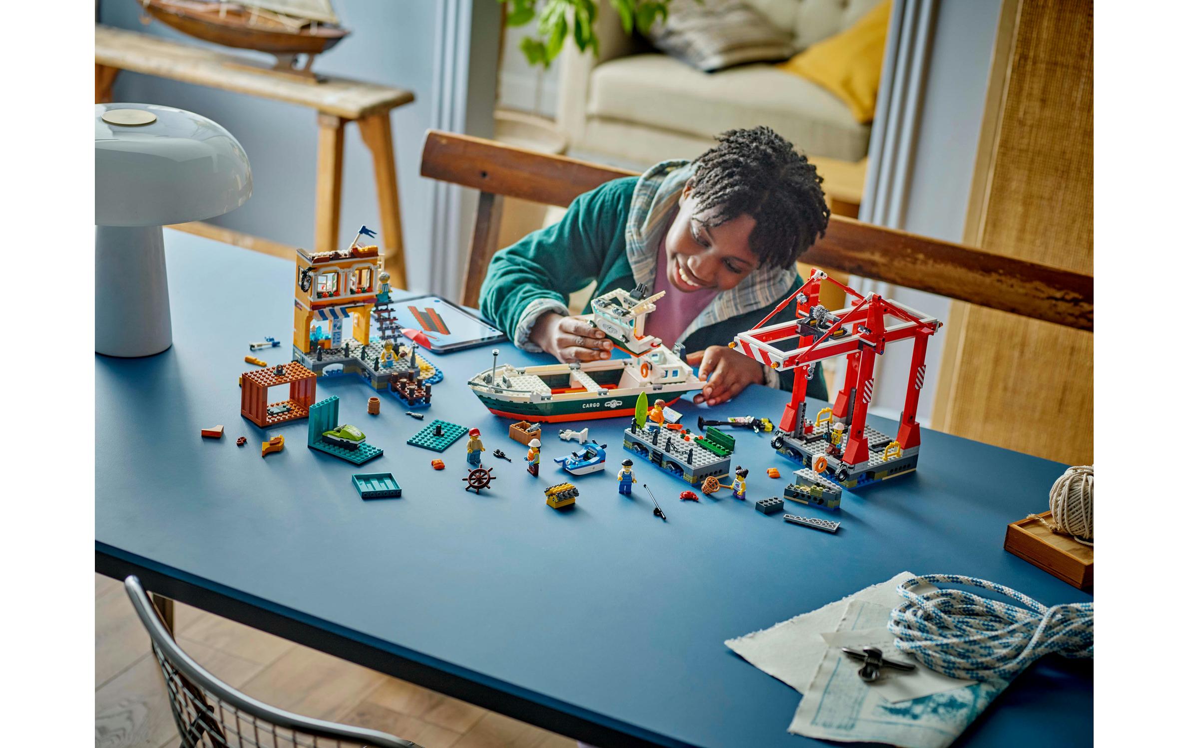 City Hafen mit Frachtschiff 60422Bau- und Spielset mit Bauwerken, Fahrzeugen und Figuren