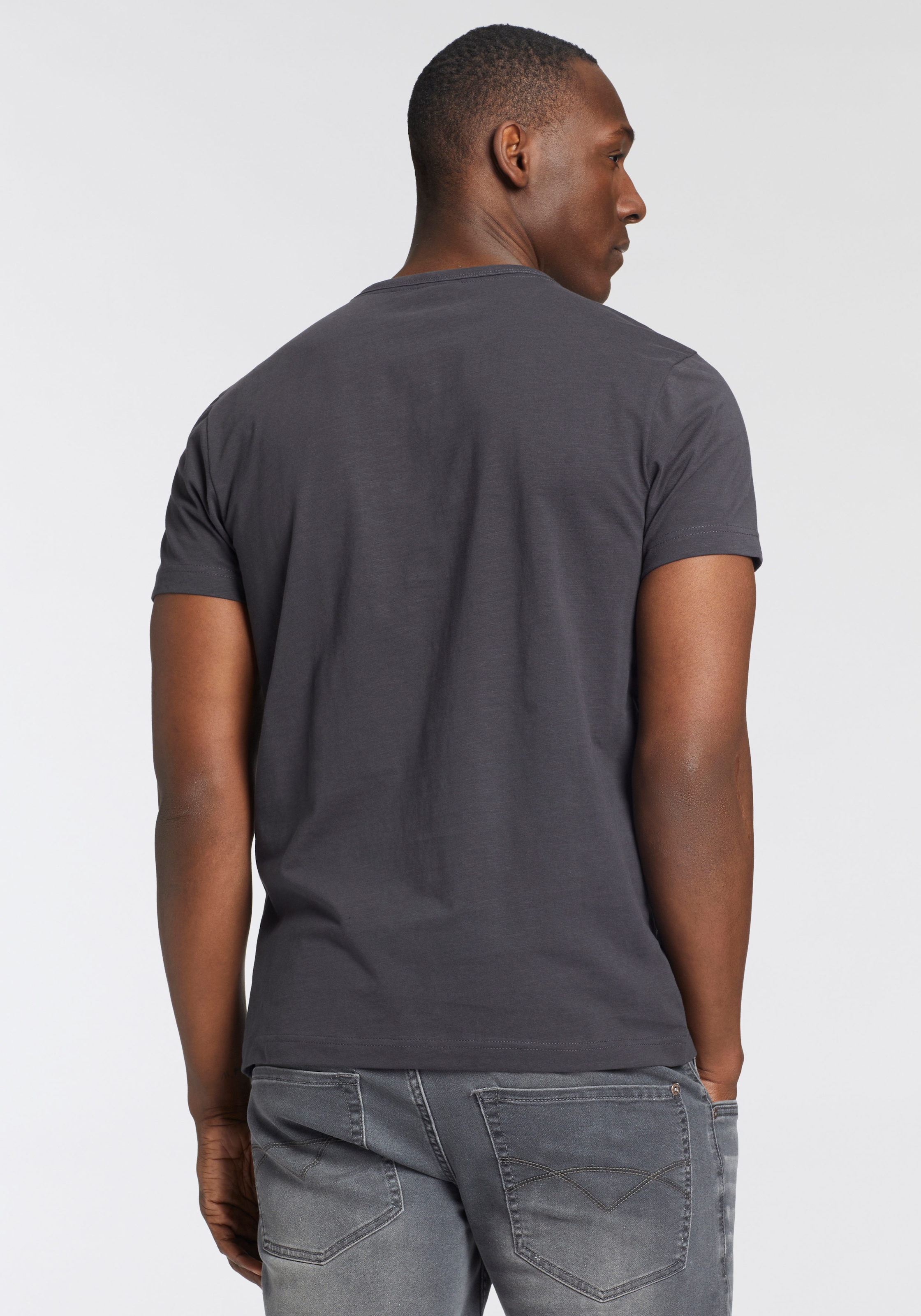 Bruno Banani T-Shirt Mit geknöpften V-Ausschnitt