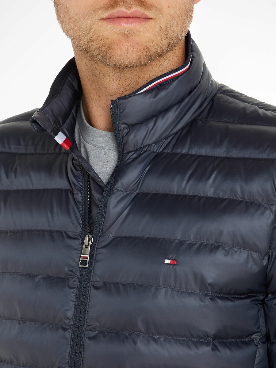 TOMMY HILFIGER<br>Jaqueta de plumas leve, compacta, com gola alta