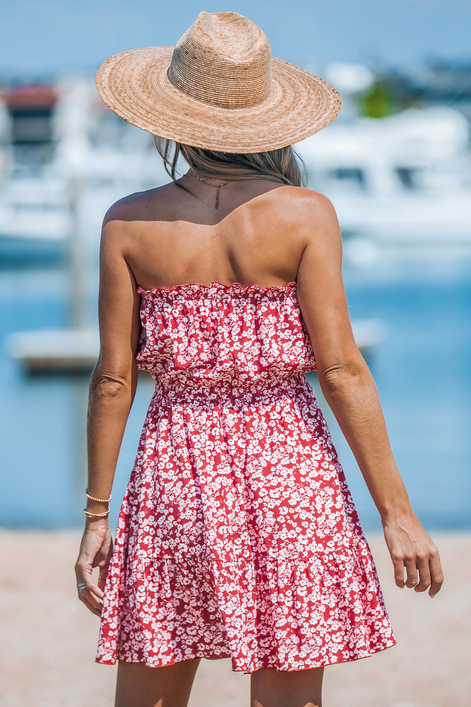 Robe mini fleurie sans manches à col fendu