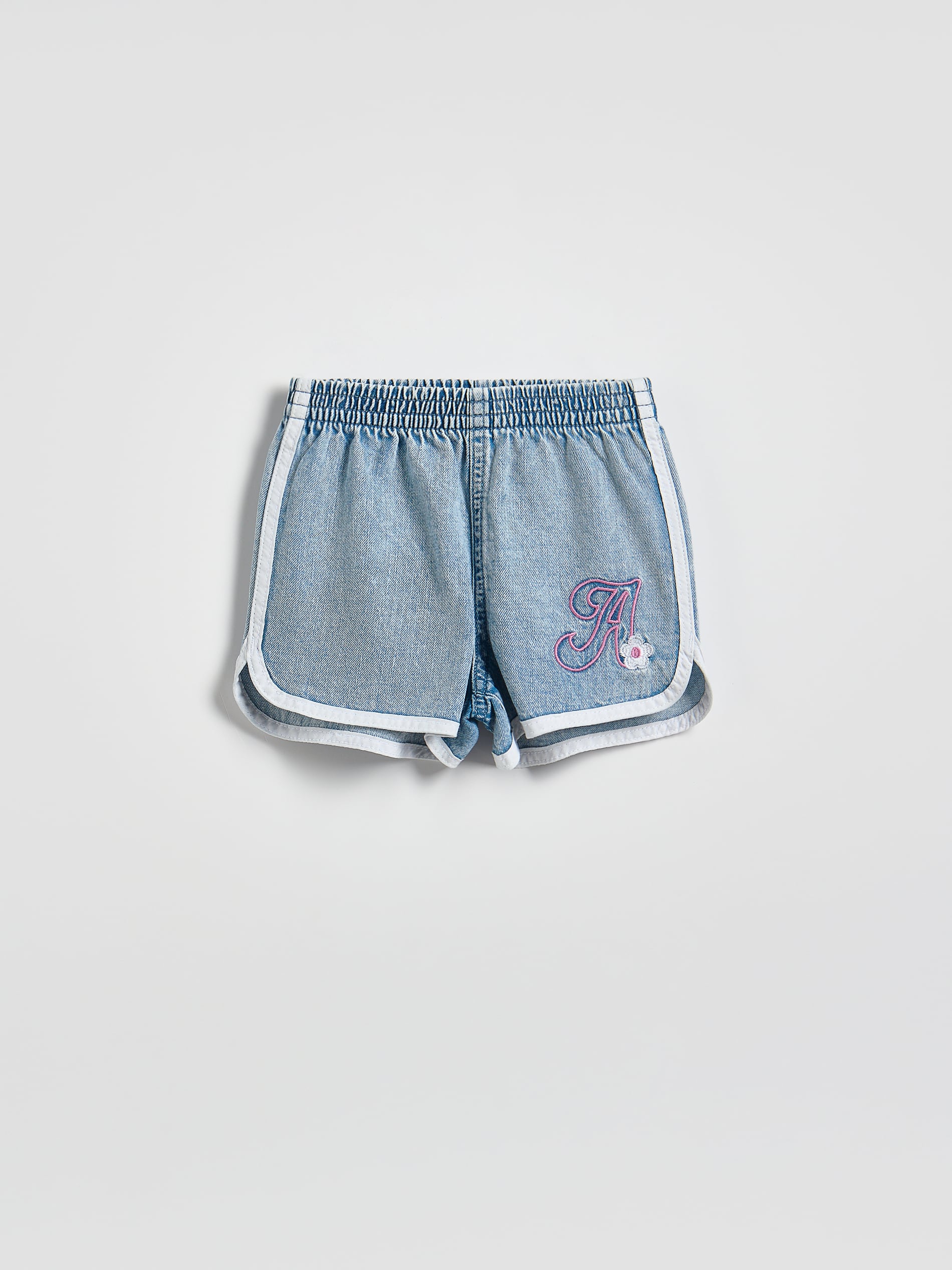Jeansshorts mit Besatz