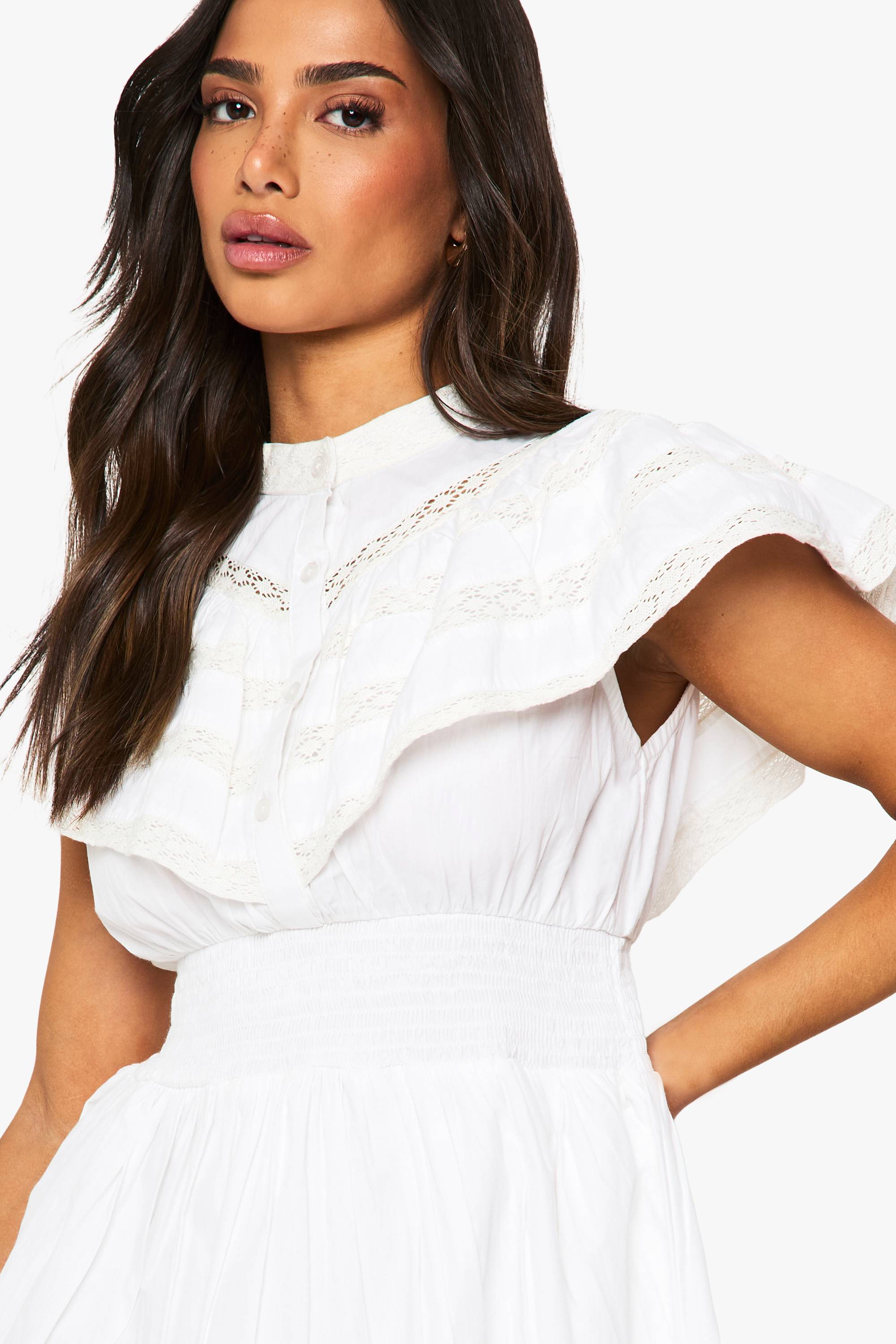boohoo Robe Courte Petite À Volants Superposés Et Détail Boutons