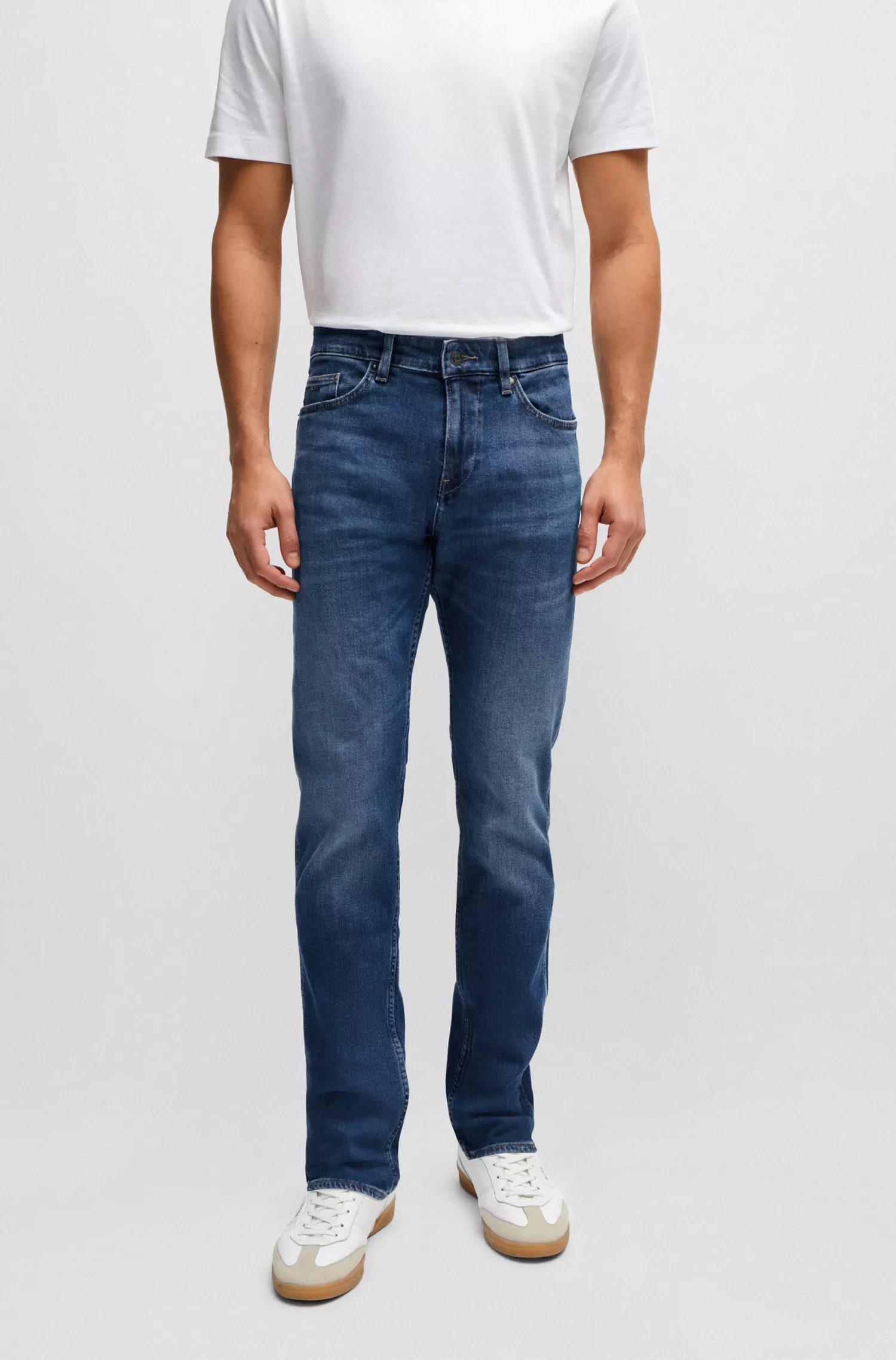 Calça jeans BOSS preta, corte slim, em denim azul com elasticidade confortável.