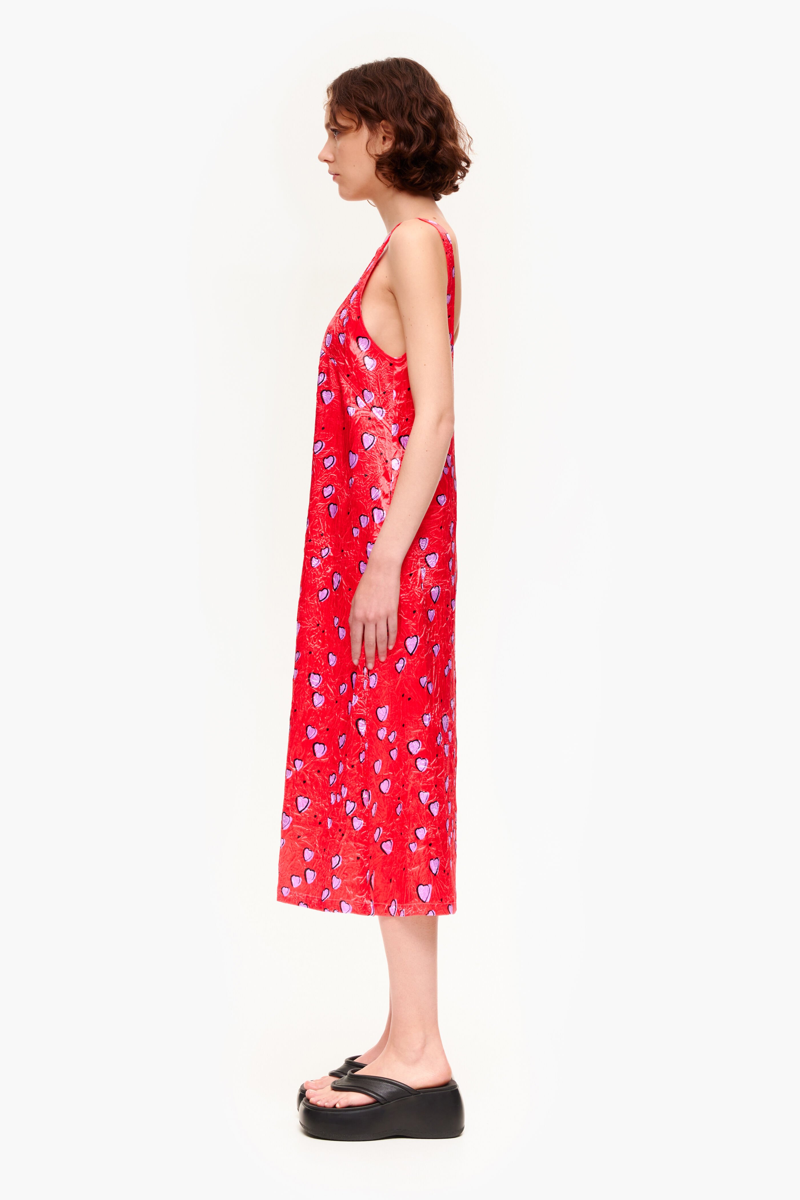 Vestido vermelho com estampa de corações pequenos