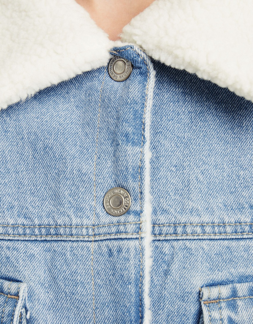 Jaqueta jeans com imitação de pele de carneiro