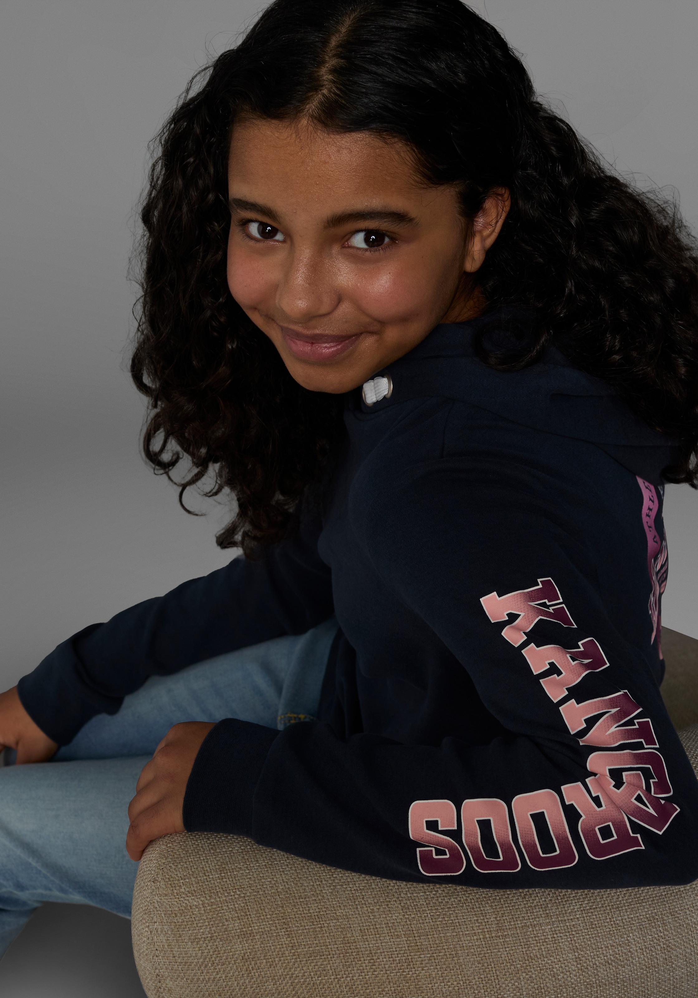 KangaROOS Langarmshirt »Kangaroos Kapuzenshirt mit Ärmeldruck« gerade Passform,  bedrucktes Design,  mit Kapuze,  aus 100% Baumwolle