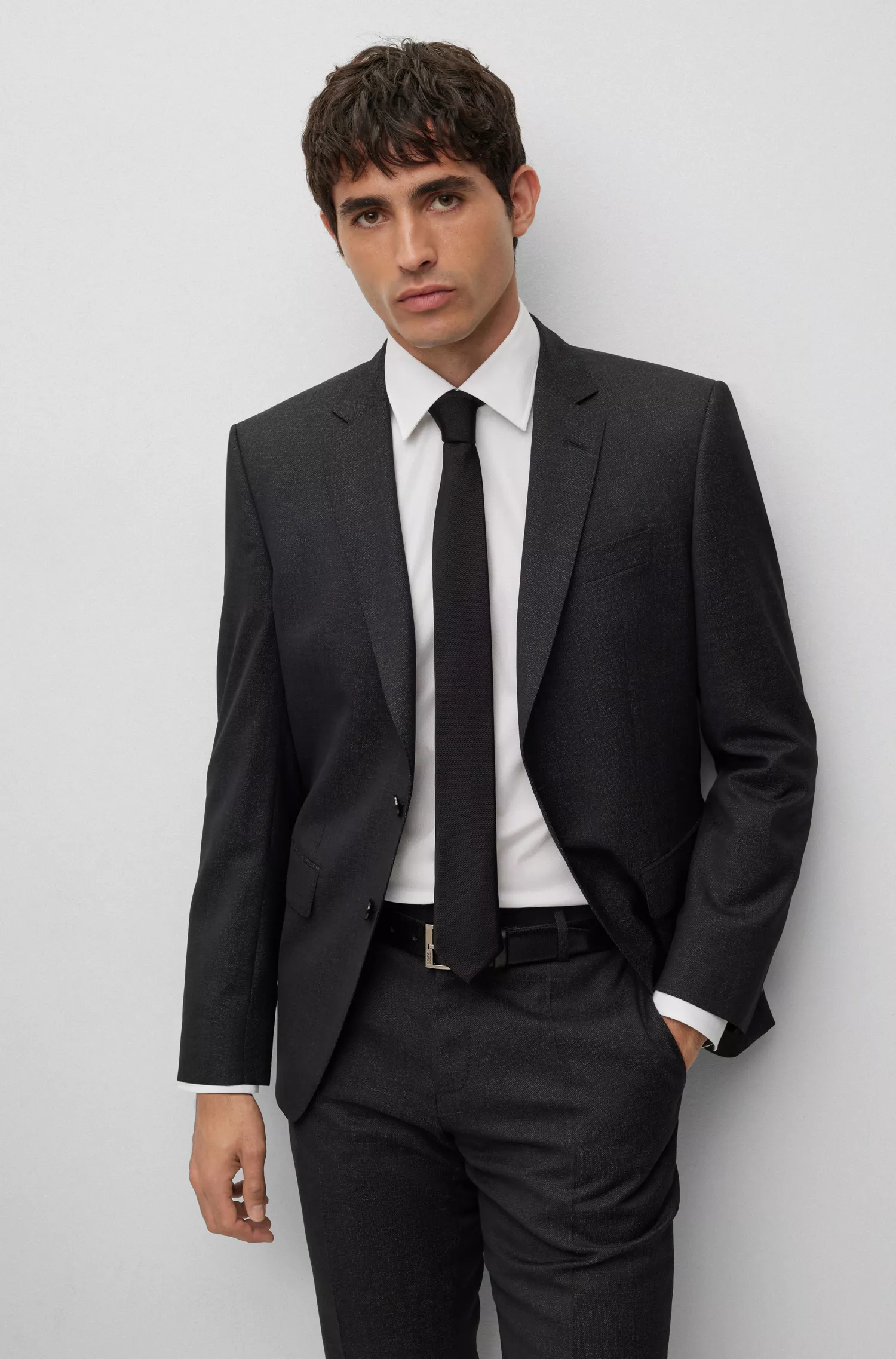 Camisa BOSS preta de corte slim, em algodão estruturado com elastano, fácil de passar.
