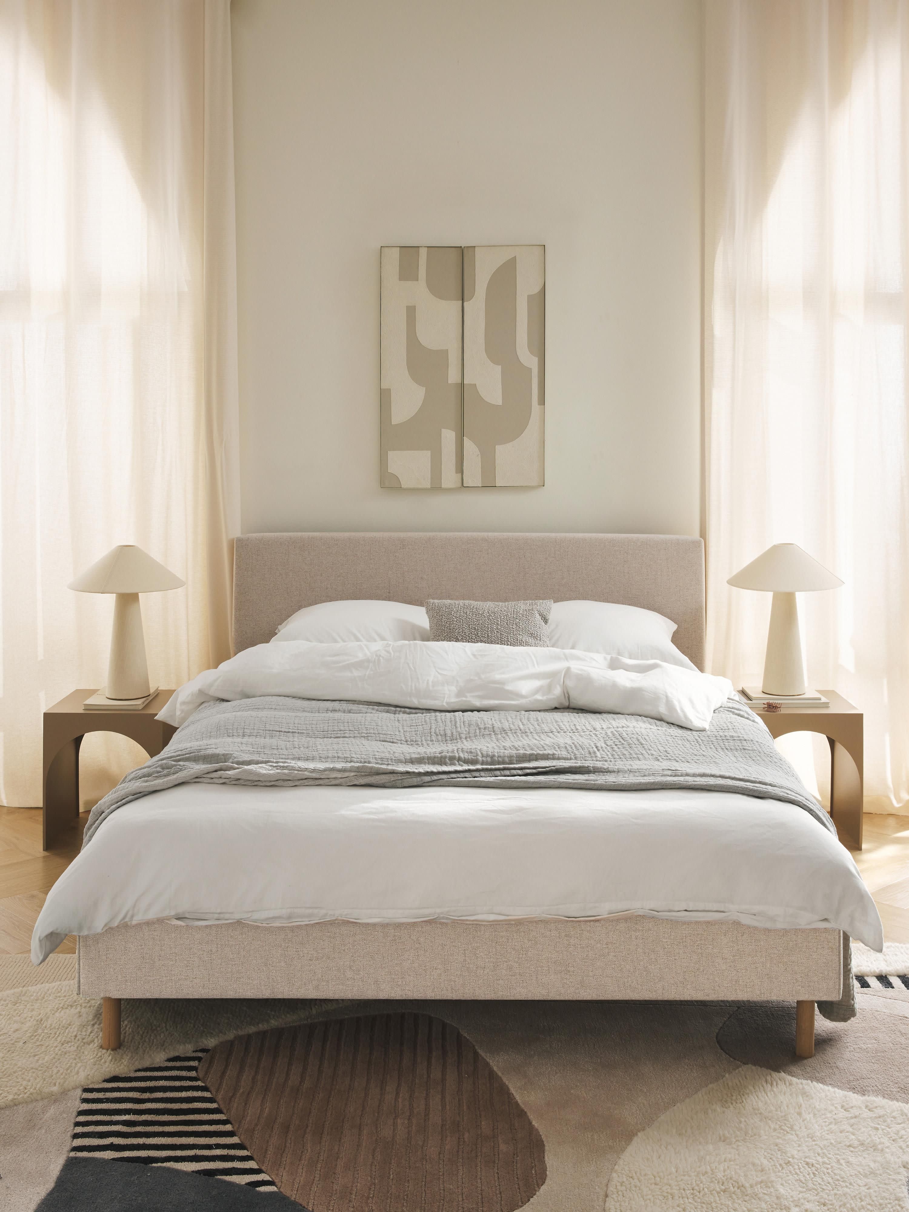 Gestoffeerd bed Giulia met houten poten