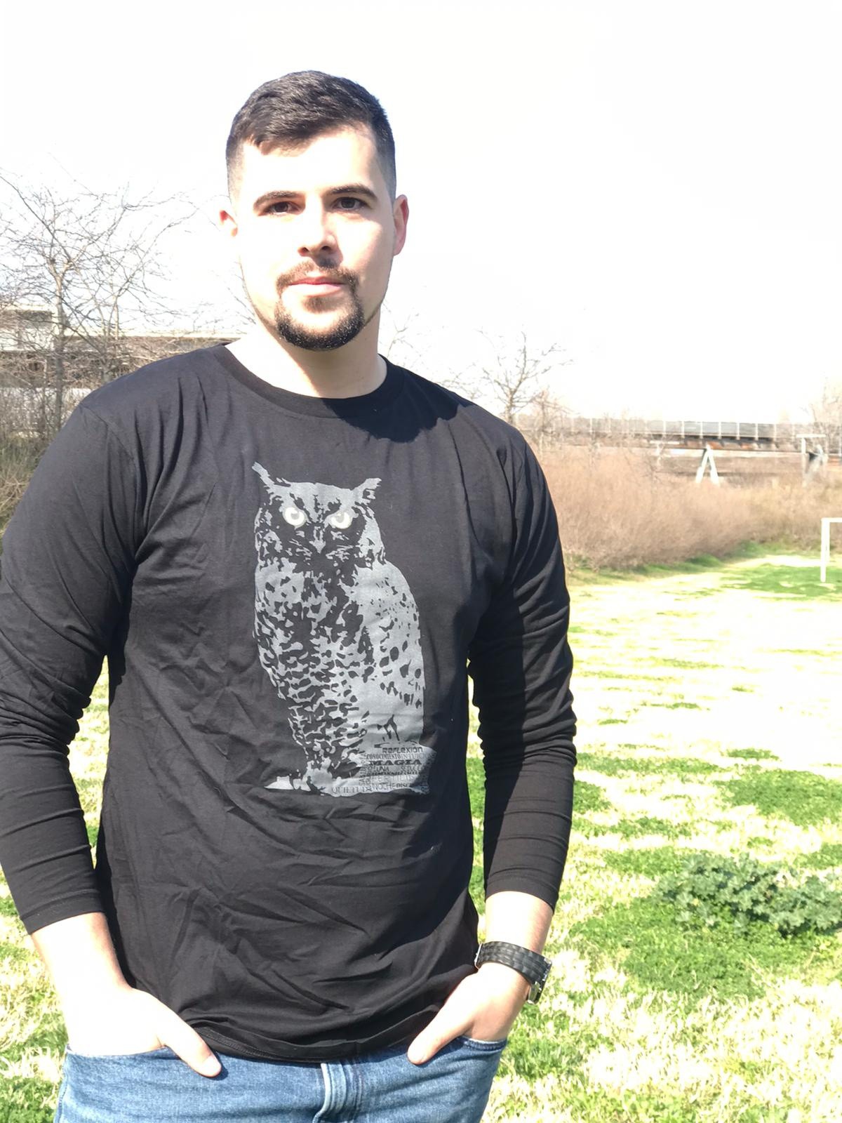 Camiseta unissex com estampa de coruja, preta.