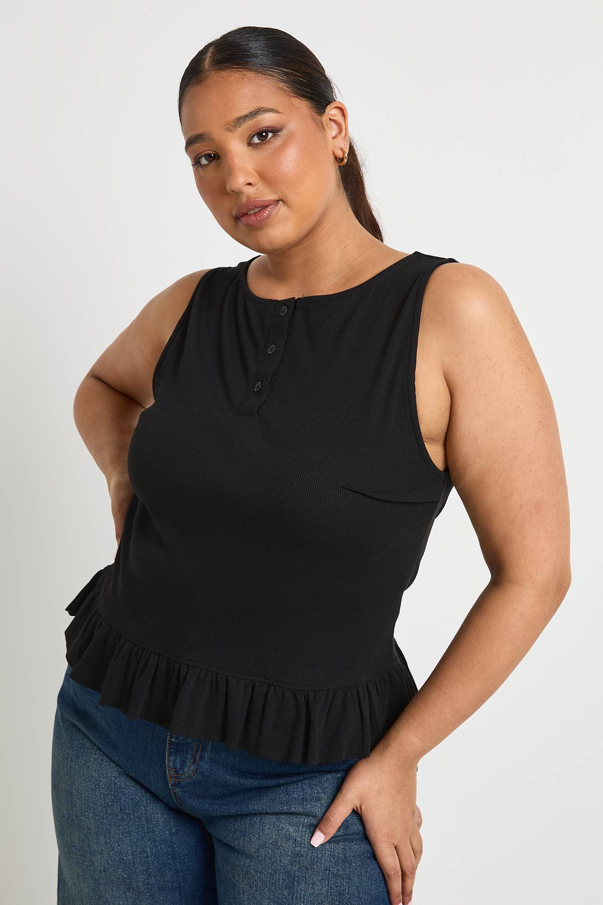 boohoo Haut grande taille à col boutonné et ourlet à volants