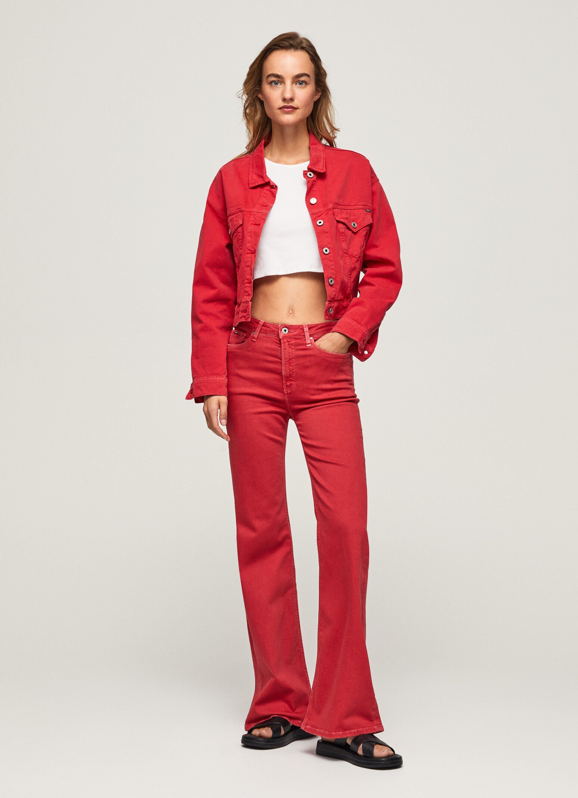 Calça flare com 5 bolsos - vermelho estúdio