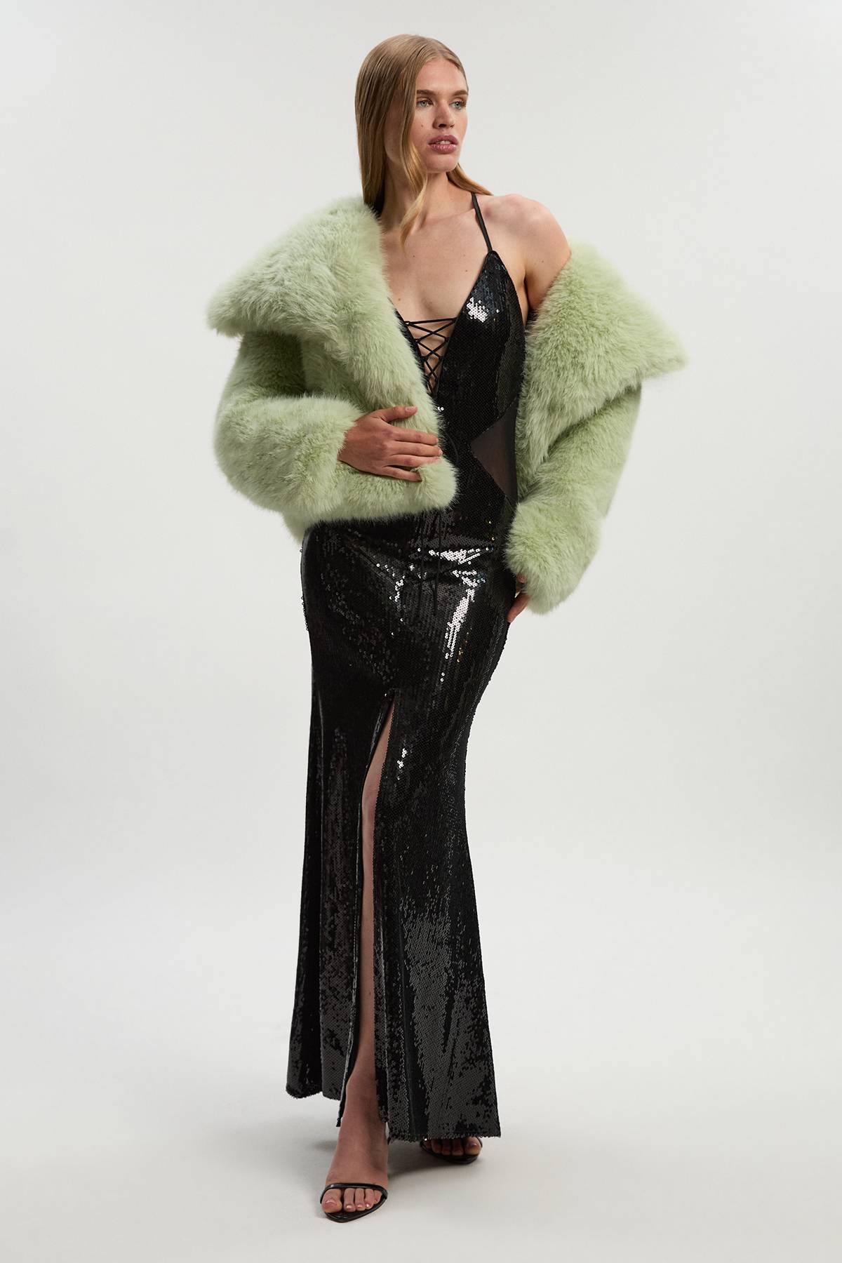 KarenMillen Robe Longue à Col Halter avec Détail Fendu, Laçage Devant et Maille Power Mesh à Sequins