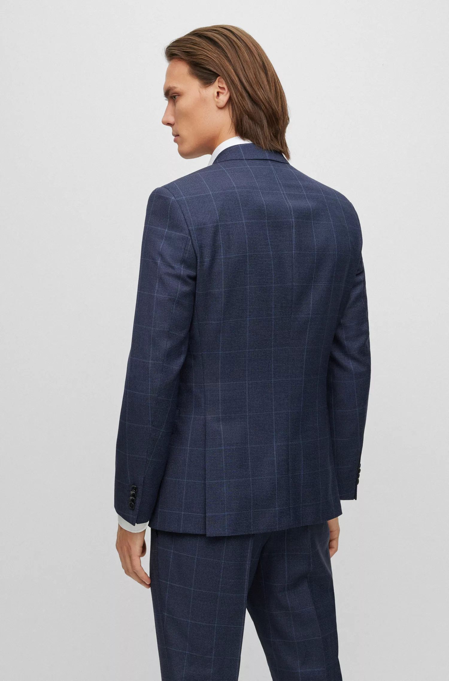 Terno BOSS preto de três peças, corte slim, em lã virgem xadrez.