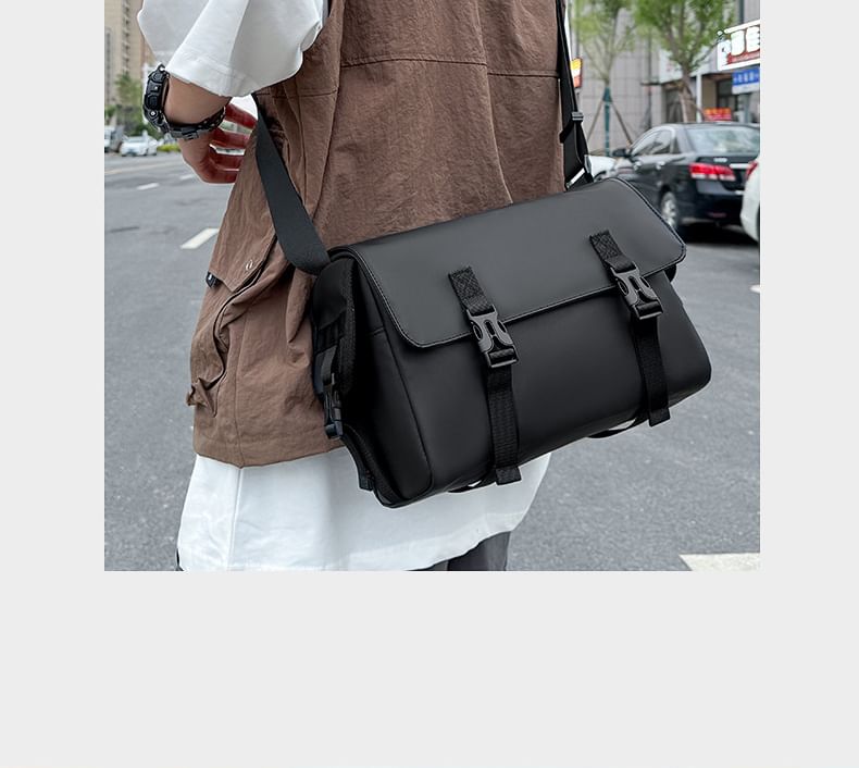 Hikuozy - Crossbodytas met gesp en klep
