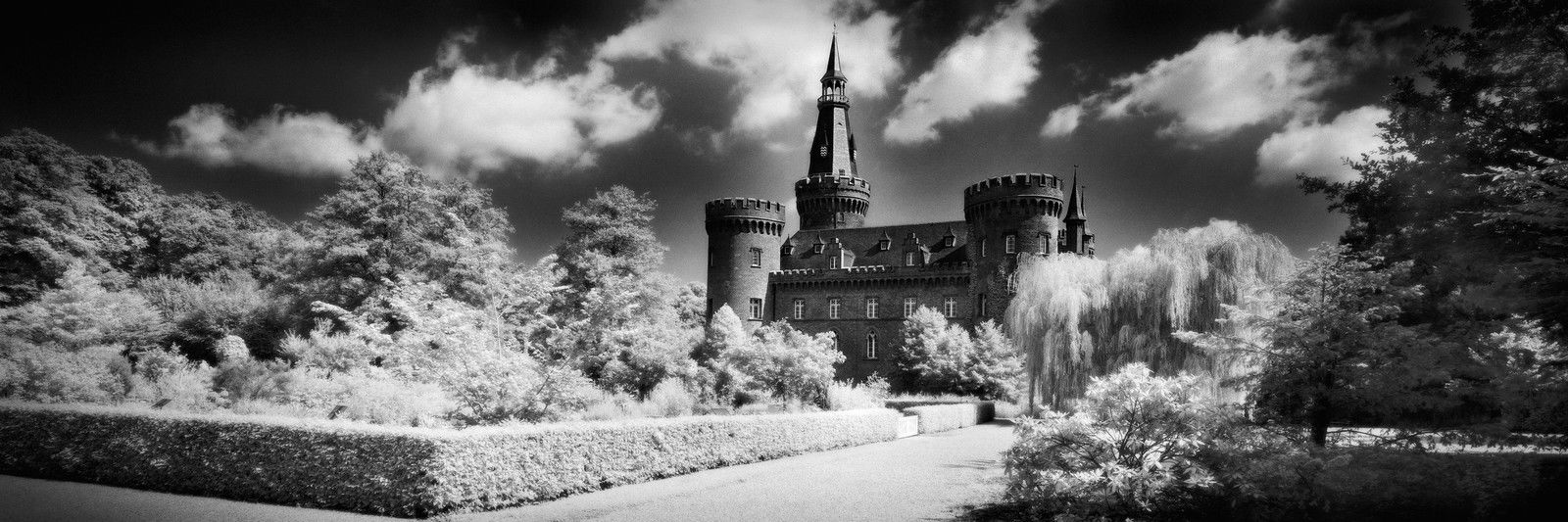 Schloss Moyland by Wolfgang Mothes - Limited Edition. Edition of: 100. Signed.