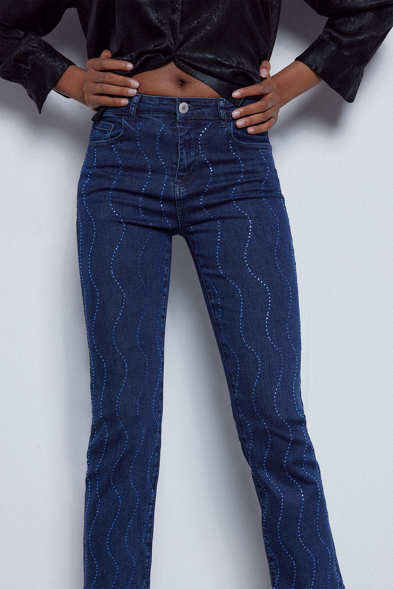 calça jeans ondulada com strass