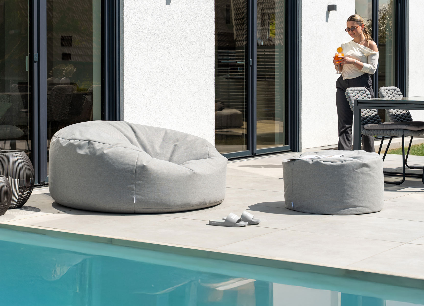 Home Deluxe CLOUD - XXL Outdoor Sitzsack mit Hocker Hellgrau