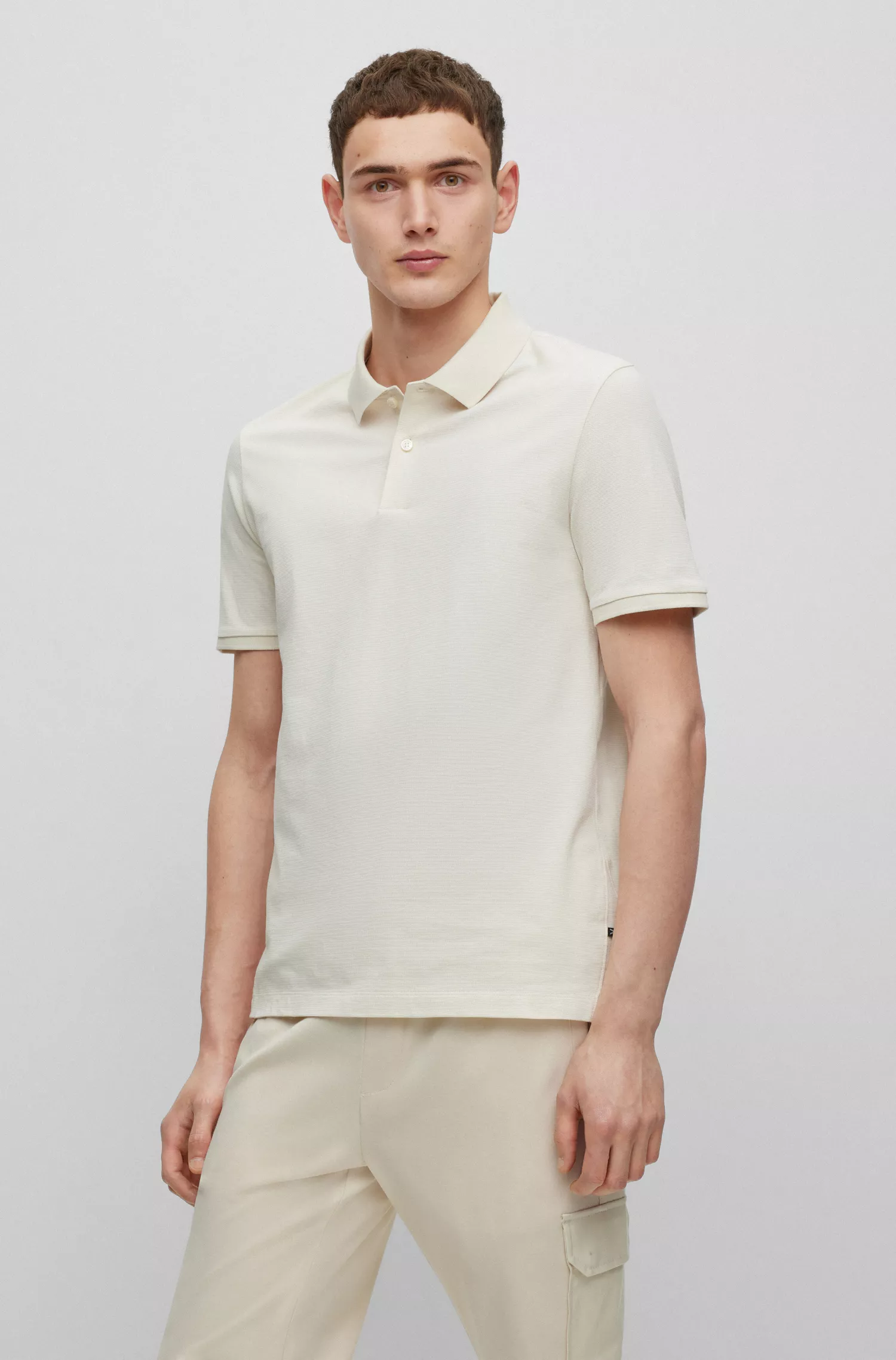 Camisa polo BOSS preta, corte regular, em algodão estruturado.