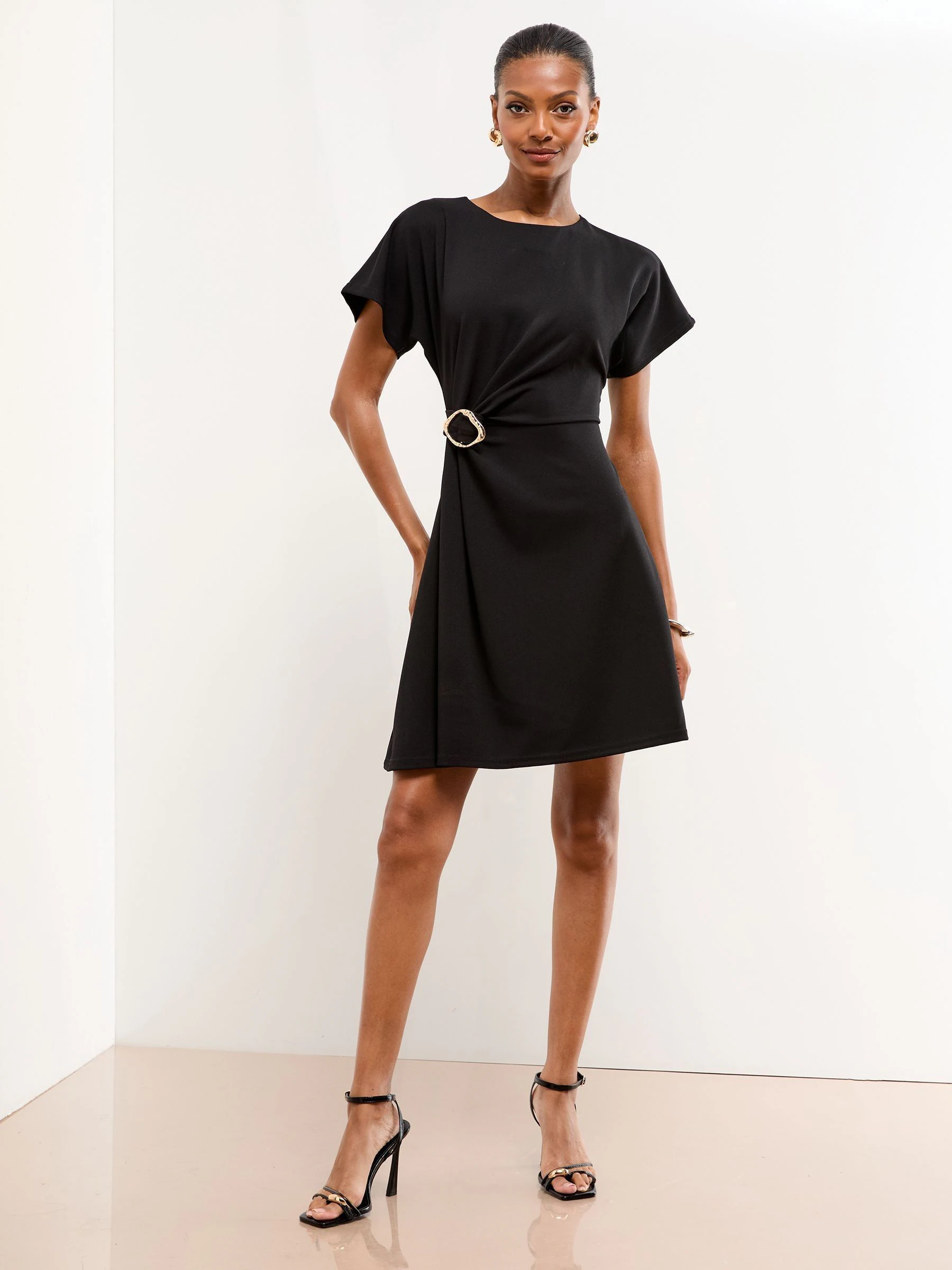 Zwart - Lipsy miniskaterjurk met hardwaredetail