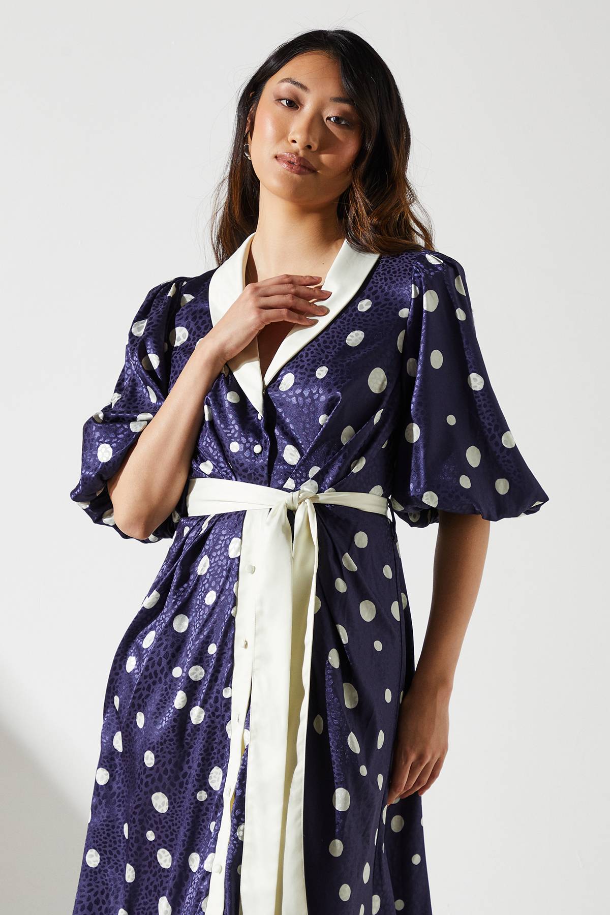Coast Robe Portefeuille Satinée à Pois Manches Courtes