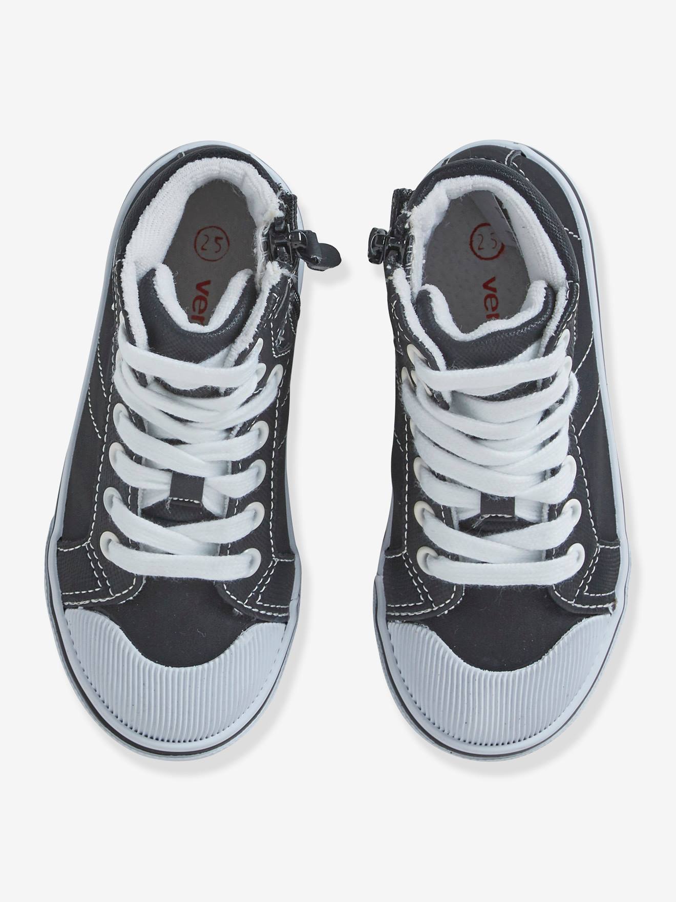 Tênis de cano alto para meninos, modelo especial com design diferenciado, preto liso com detalhes estampados.