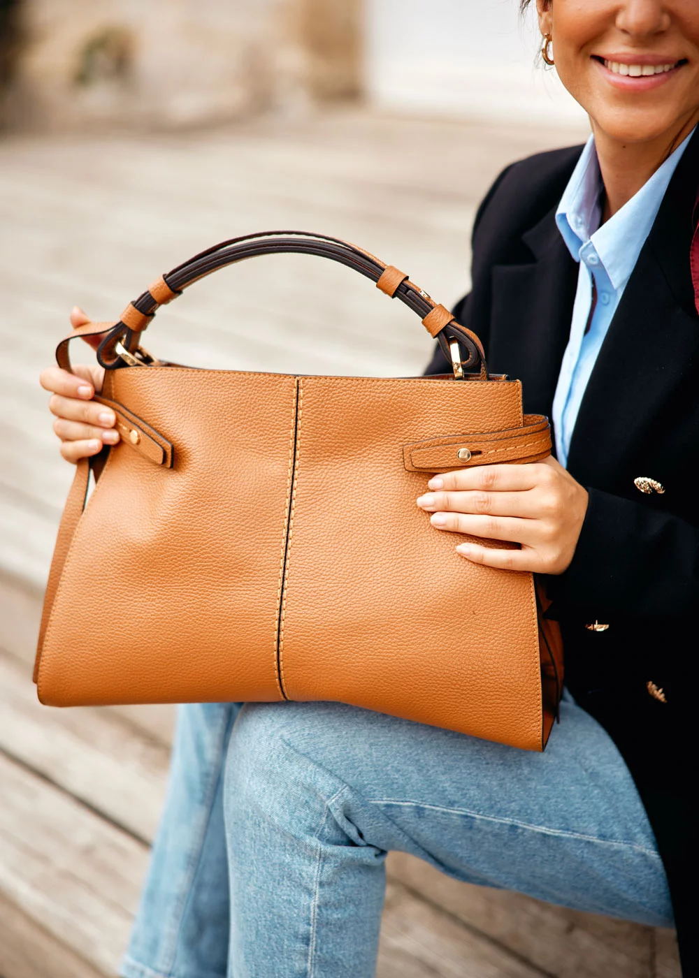 PORTE MAIN ANTOINETTE CUIR CAMEL