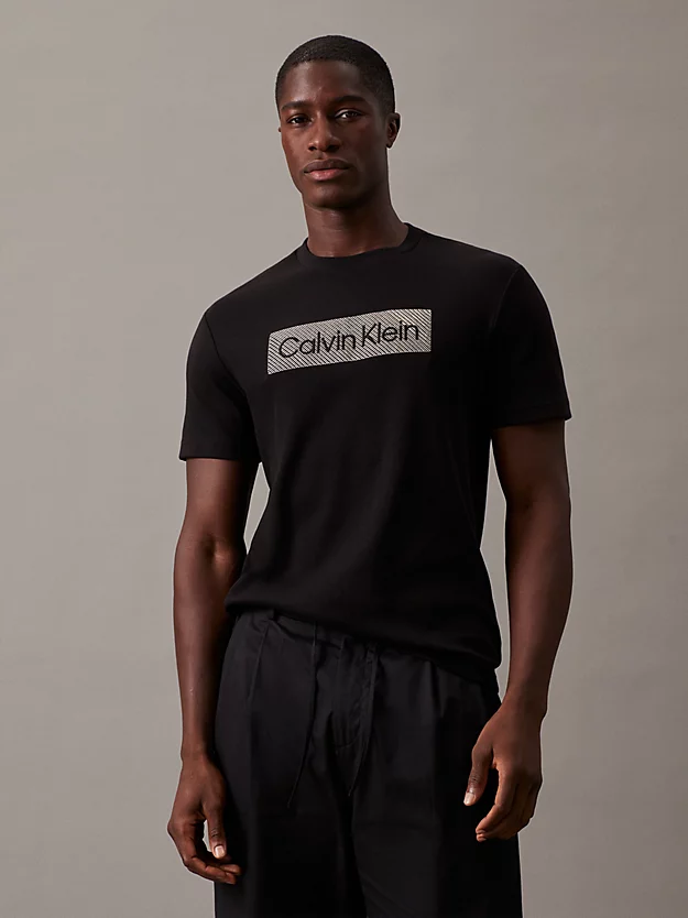 Camiseta com logotipo