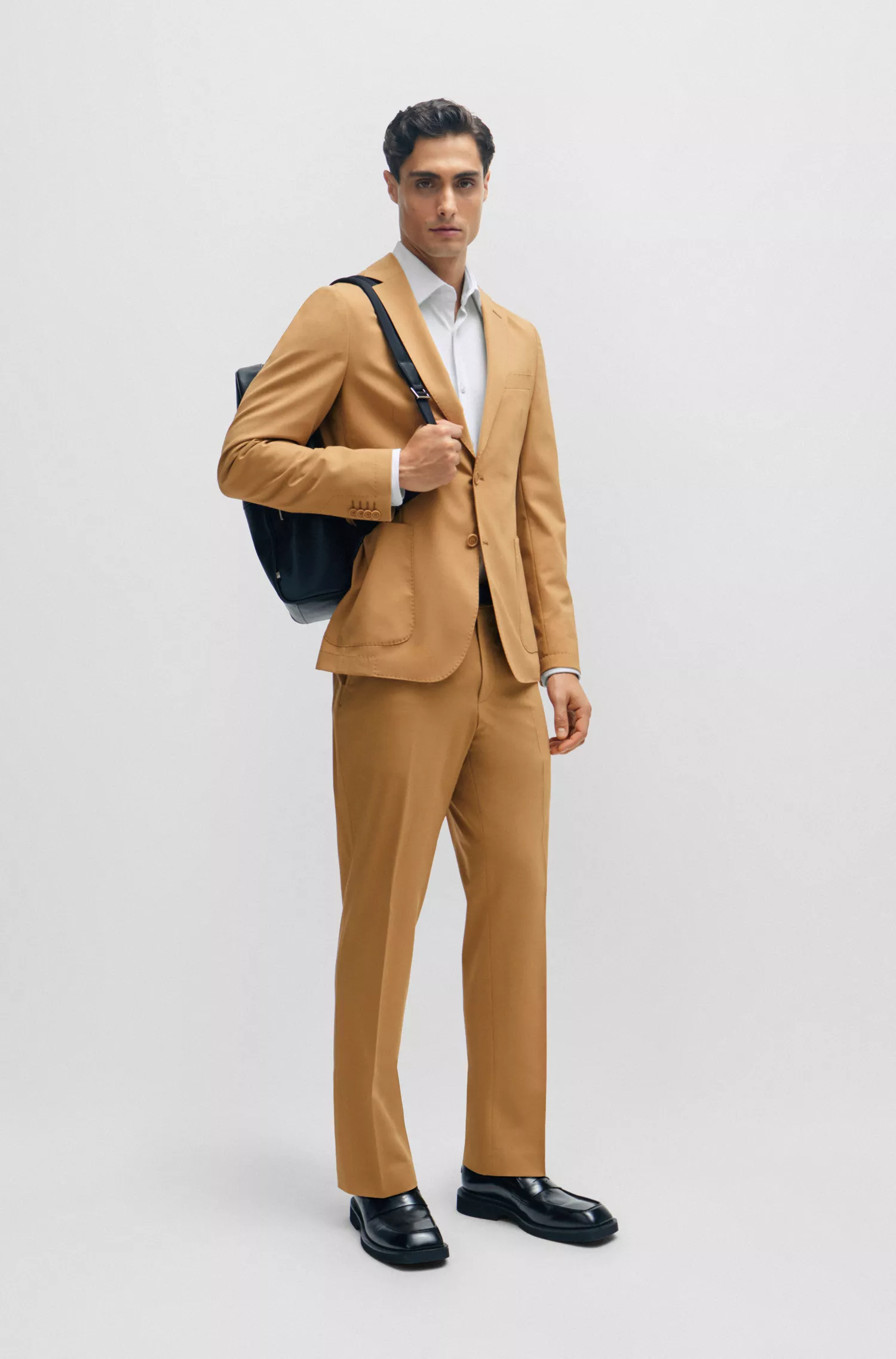 Camisa BOSS preta de corte slim em tecido elástico de alta performance.