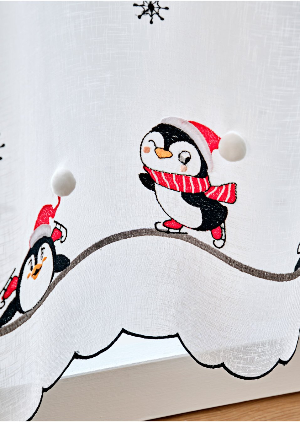Brise-bise avec broderie et application