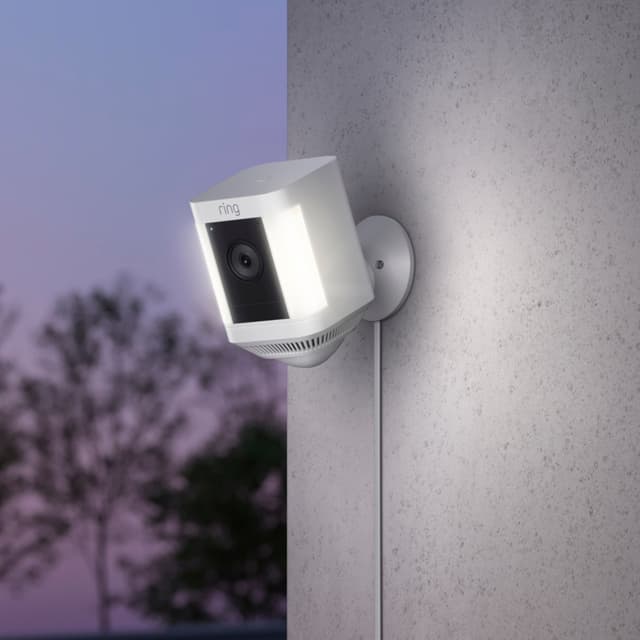 Ring Spotlight Cam Plus sikkerhedskamera (hvid/plug-in)