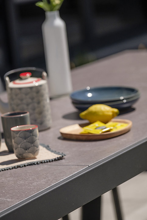 Table de jardin extensible Stockholm en aluminium et céramique coloris gris anthracite L.200/300 x l.96 x H.76 cm