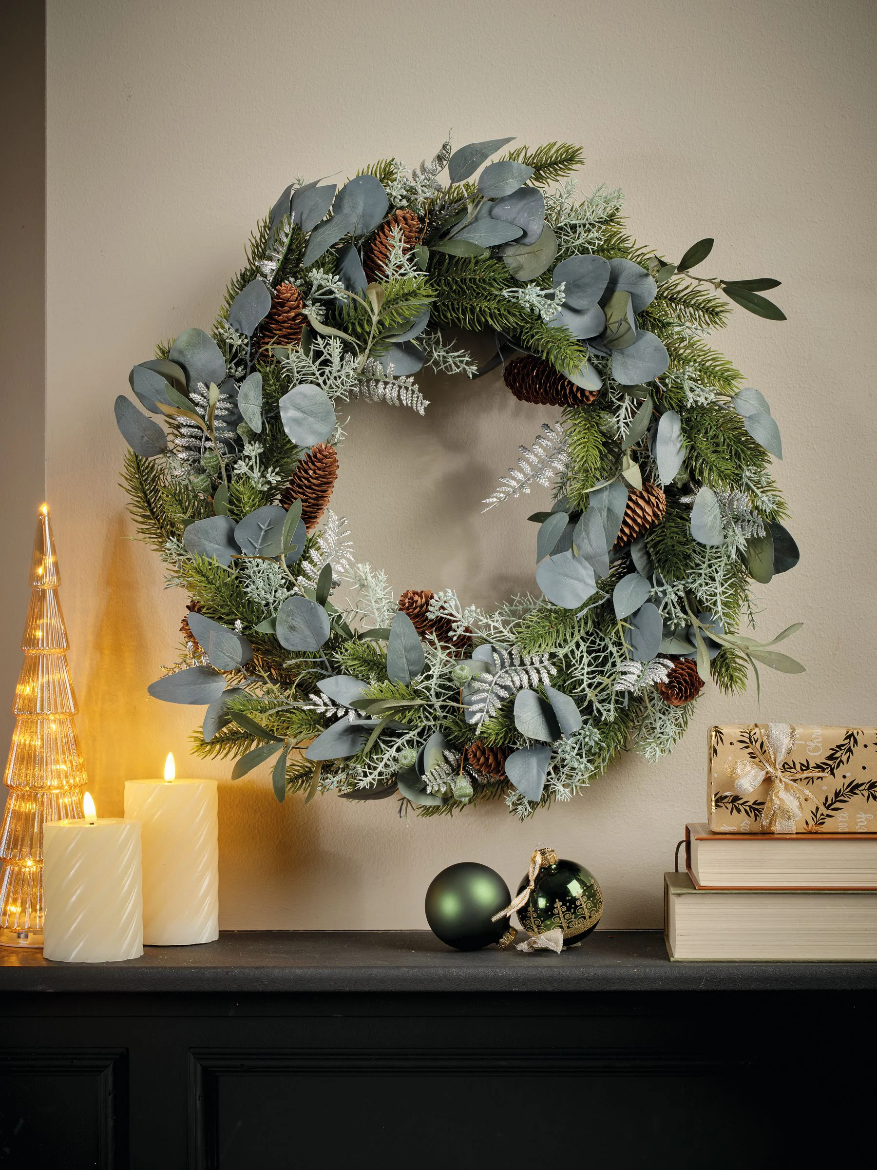 Everlands Indoor Kerstmis Krans met Bladeren en Dennenappels