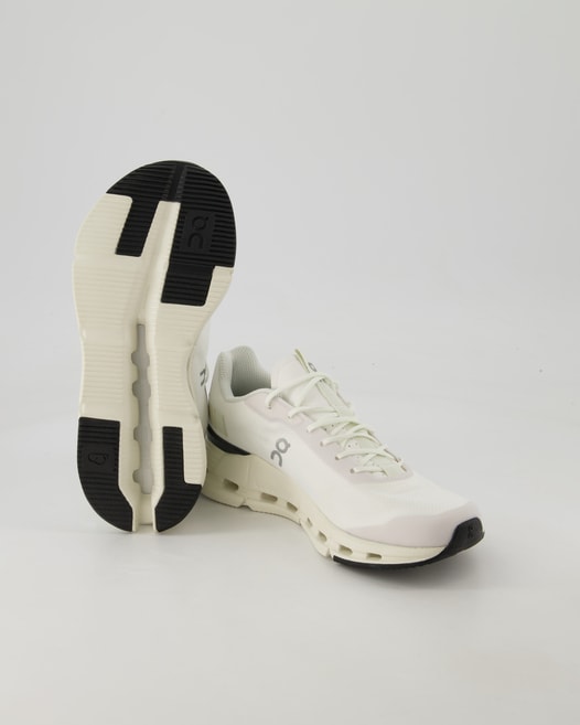 ON Running Cloudnova Form Sportschuhe in Weiß