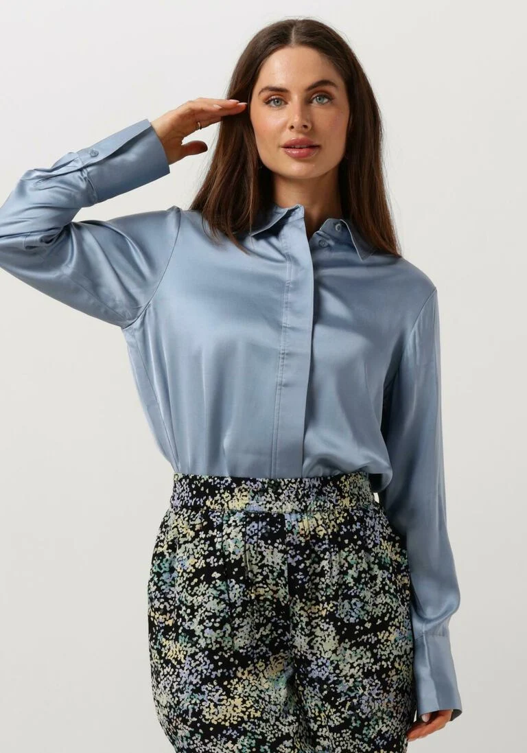 SECOND FEMALE lichtblauwe second female blouse galla classic shirt