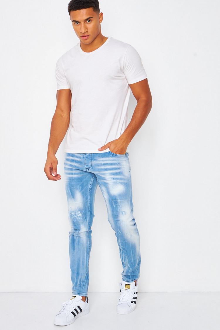 Jeans bleu délavé et déchiré