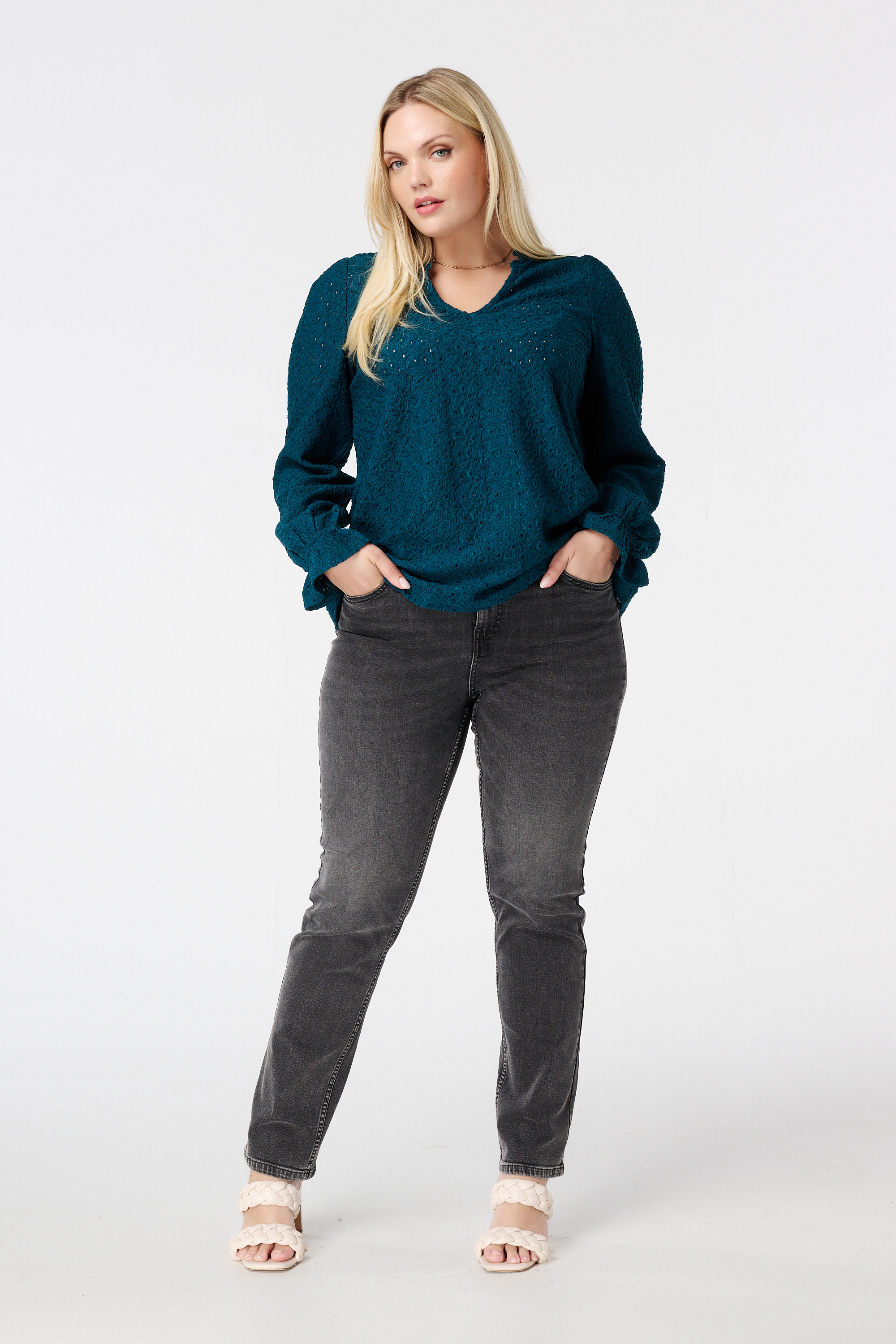 Top met broderie Donker petrol
