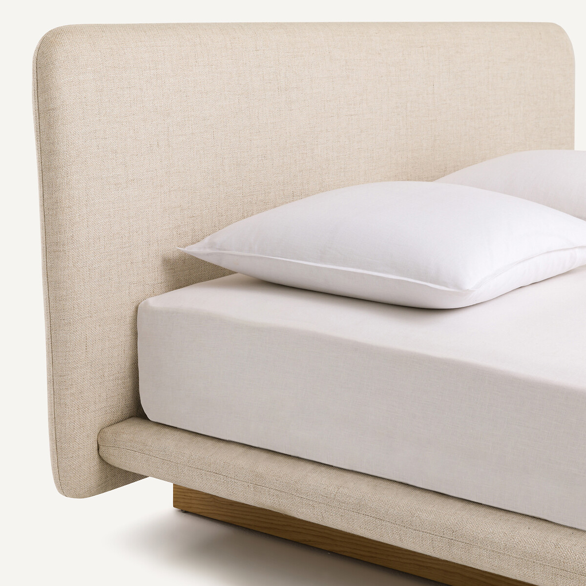 AM.PM<br>Cama com plataforma de madeira de freixo e estofamento em tecido, Slice
