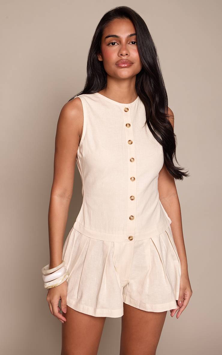 Crème Combi-short Aspect Lin À Détail Boutons Et Ourlet Plissé