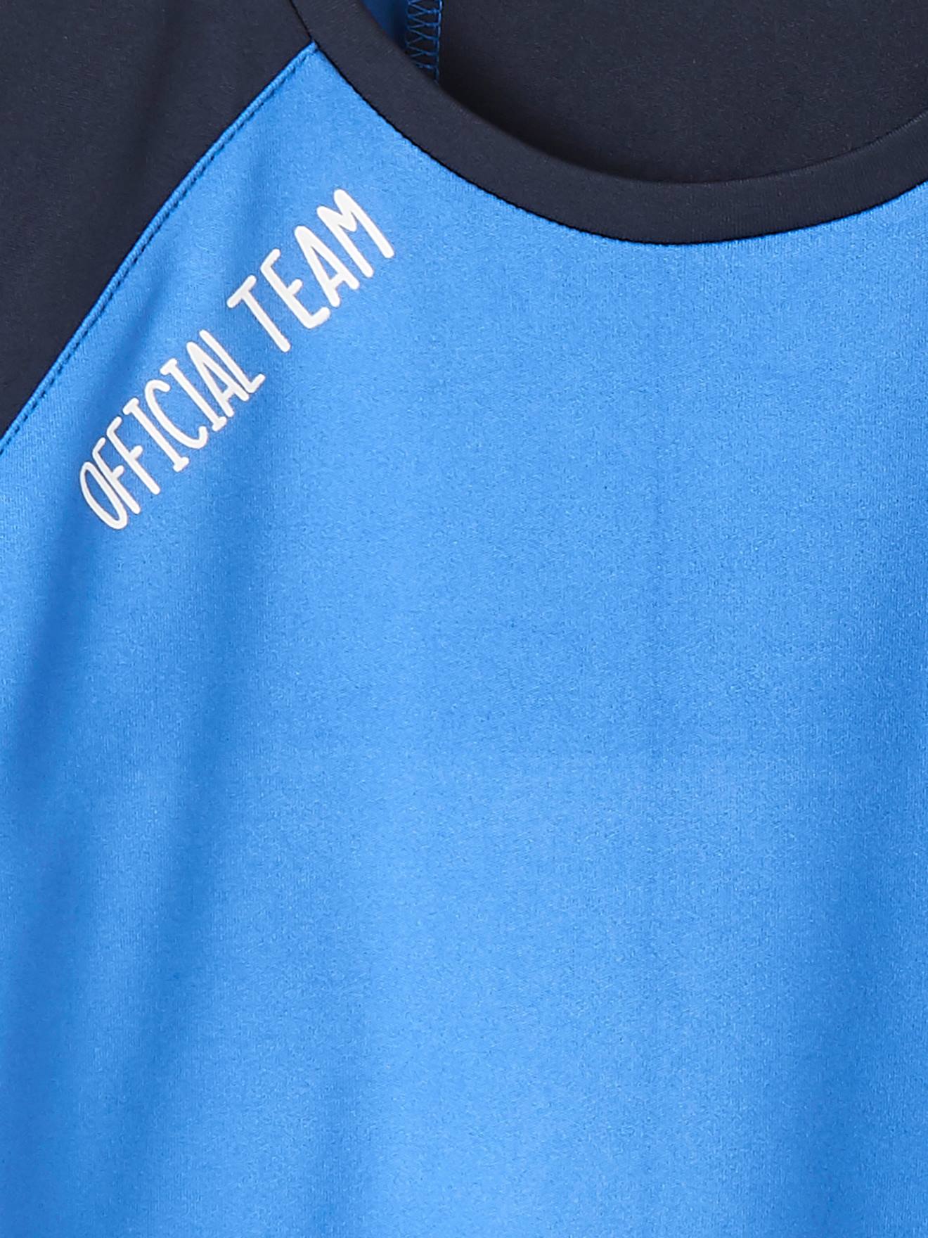 Camiseta esportiva infantil masculina em tecido técnico azul escuro liso com estampas.