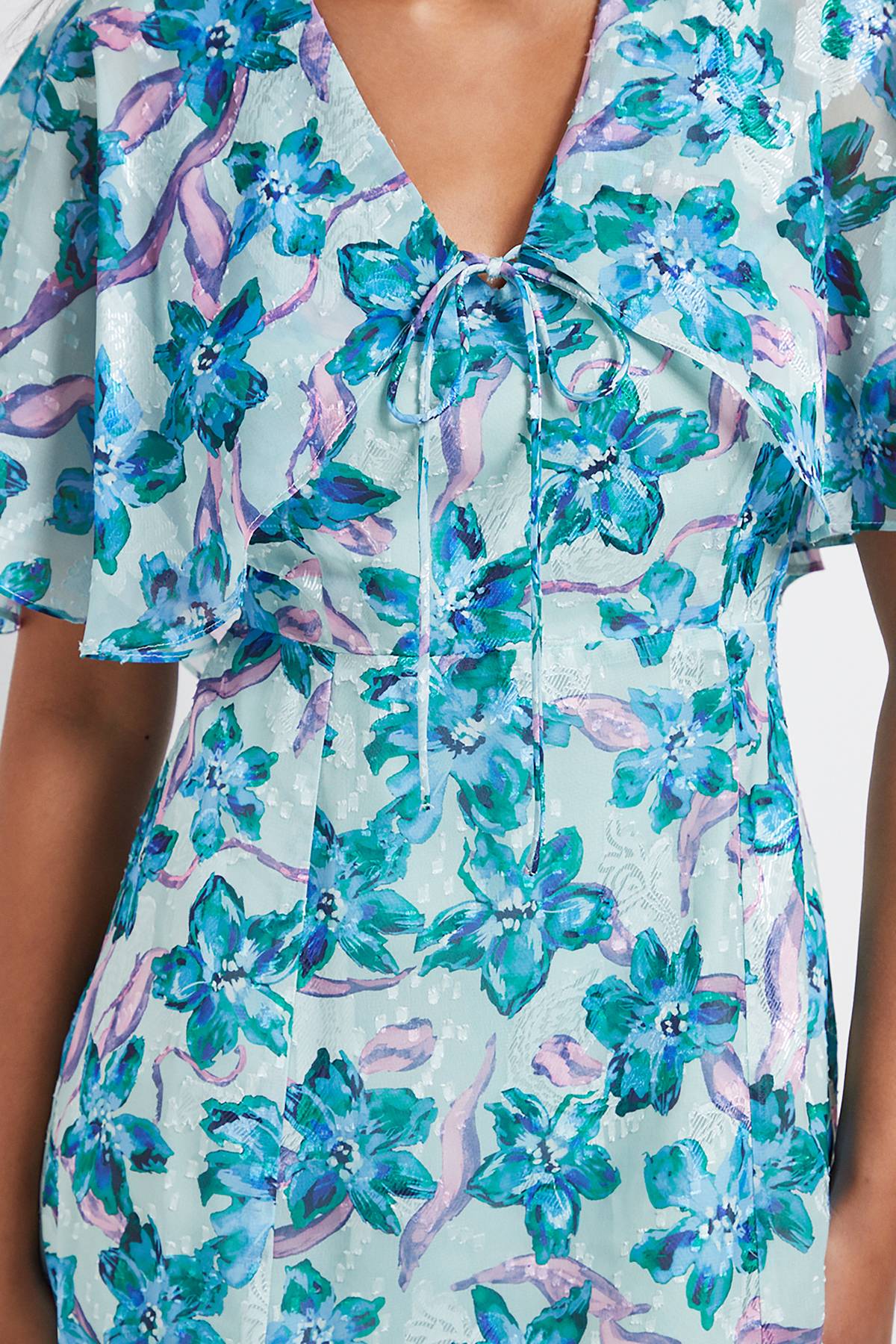 Wallis Robe Midi Petite à Manches Cape et Motif Floral Dévoré