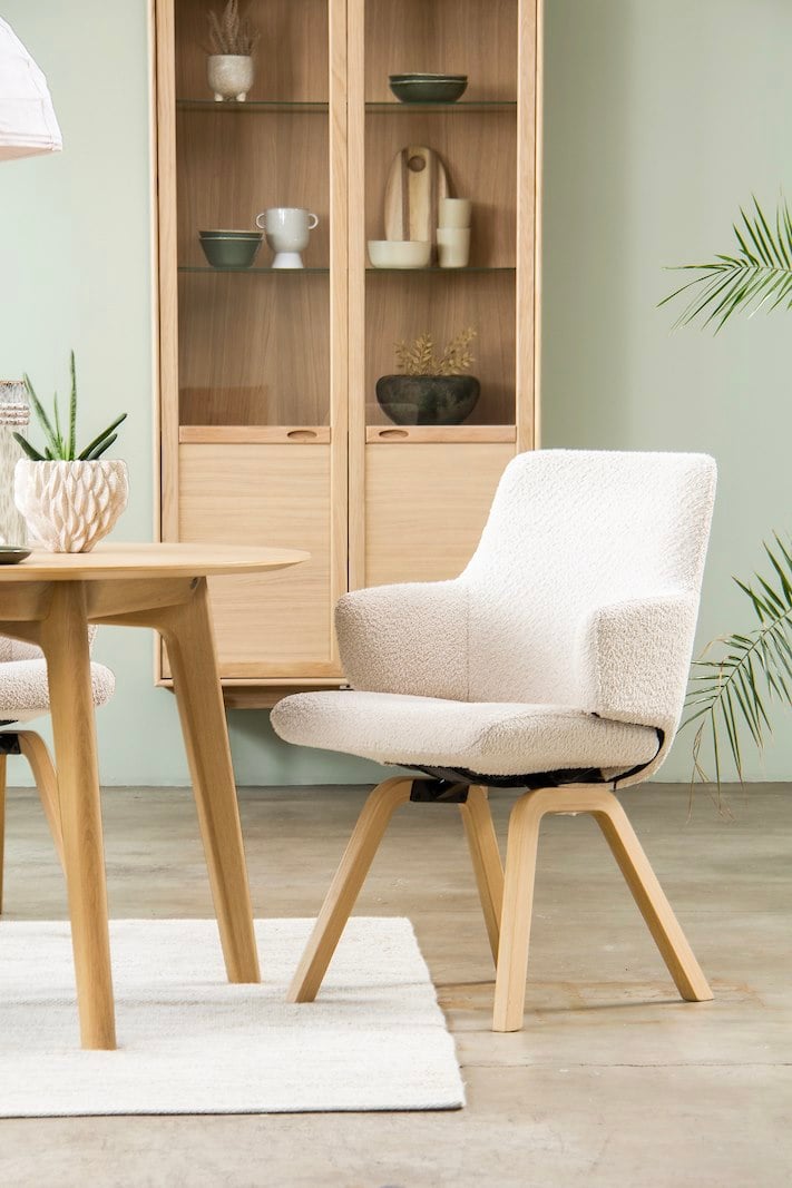 Chilli spisestol Tekstil Orchid 01 Off White. Lav rygg og armlener med natur eik D200 understell