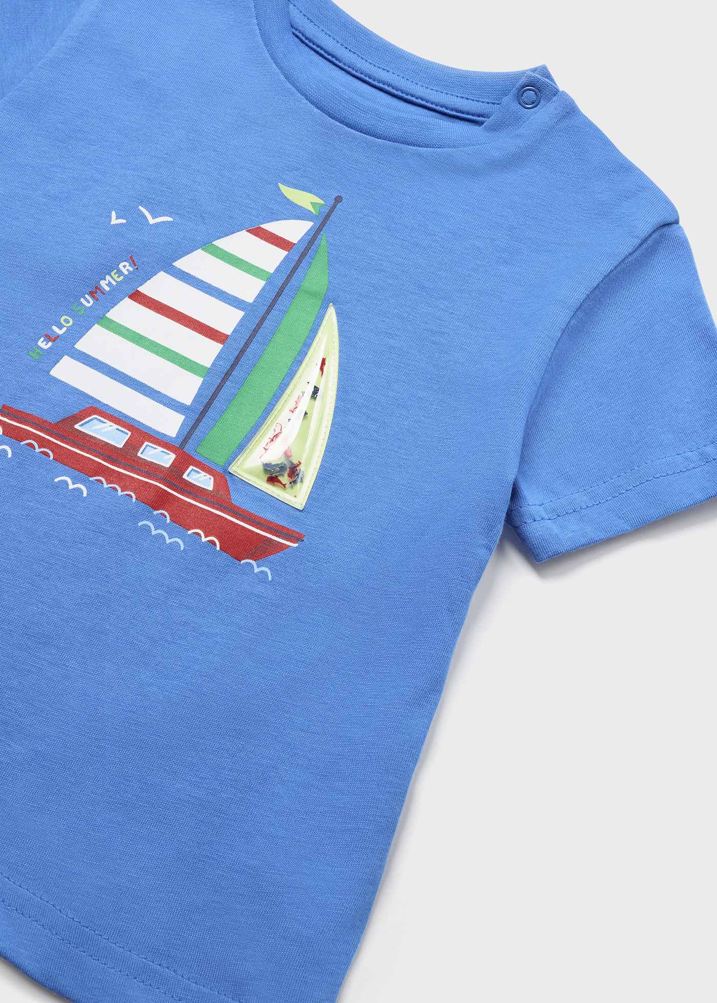 Camiseta infantil de manga curta com estampa interativa.