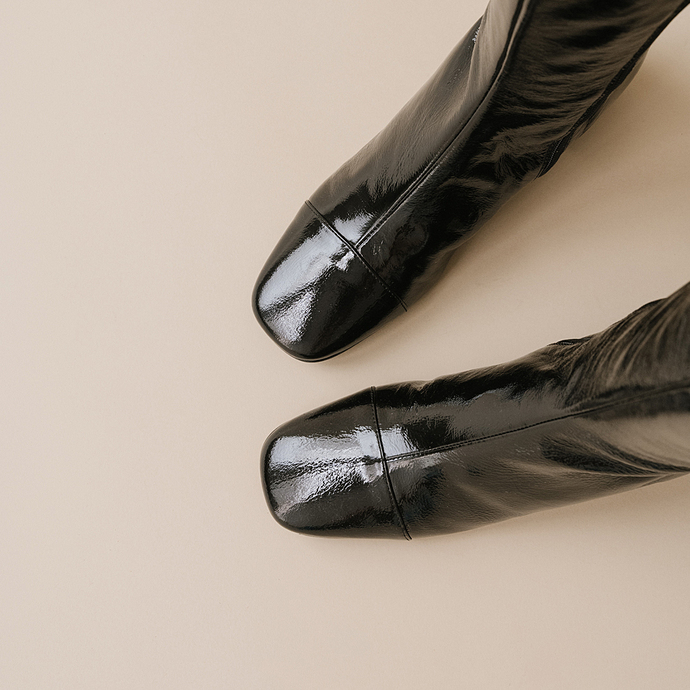 Bottines à bouts pointus et petits talon...  en vernis plissé noir