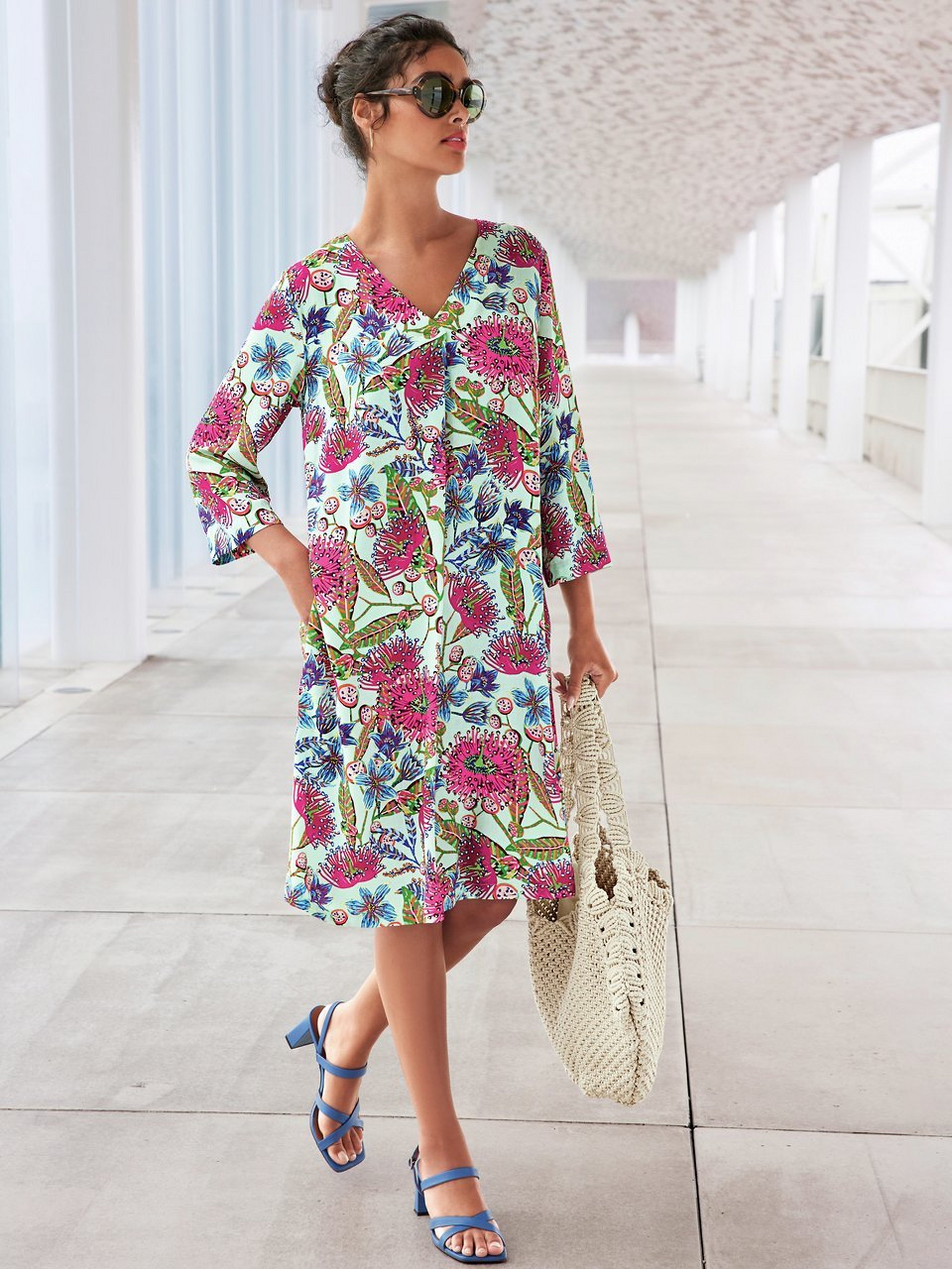 Kleid mit V-Ausschnitt