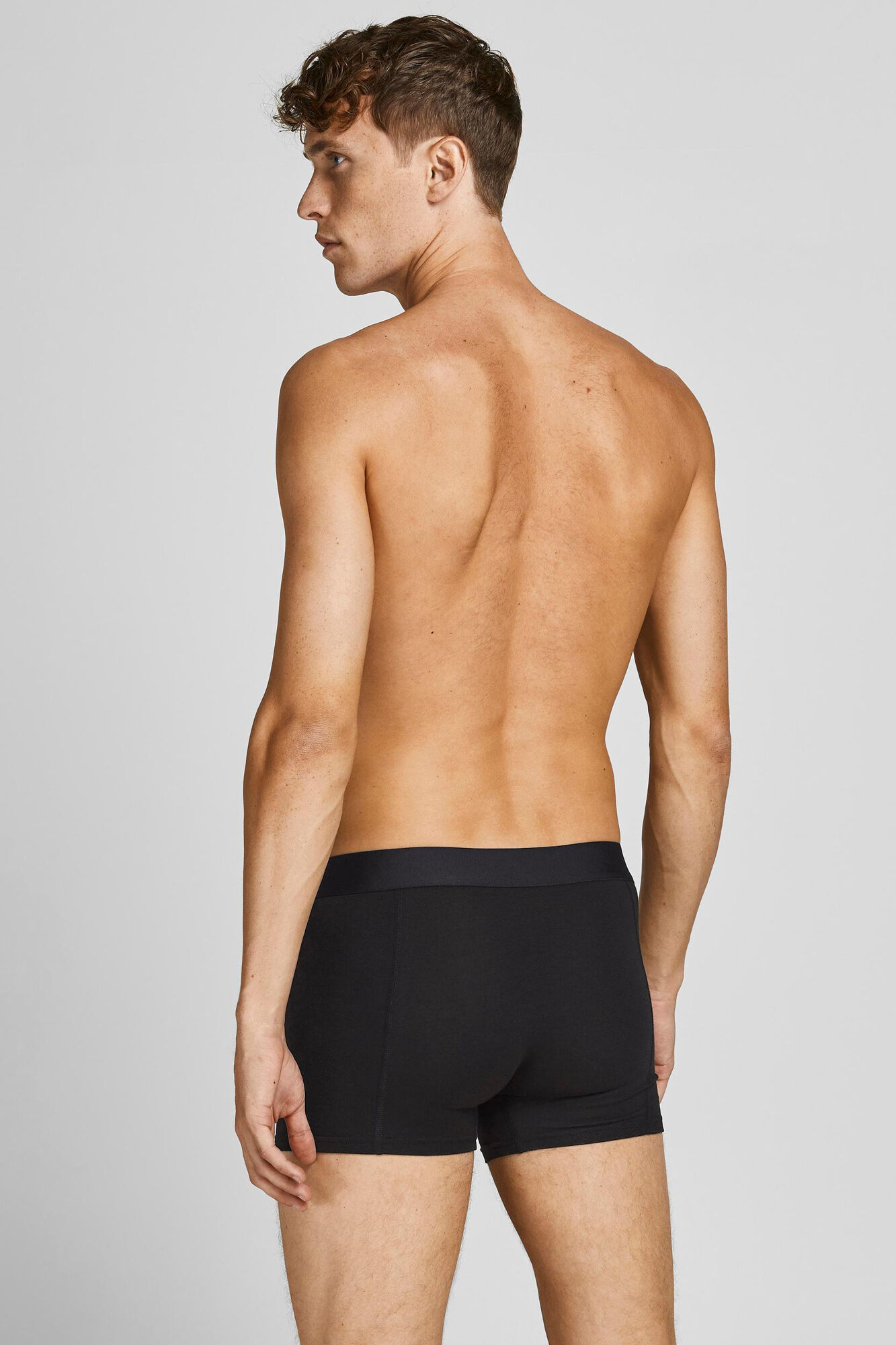 Pacote com 3 cuecas boxer com logotipo.